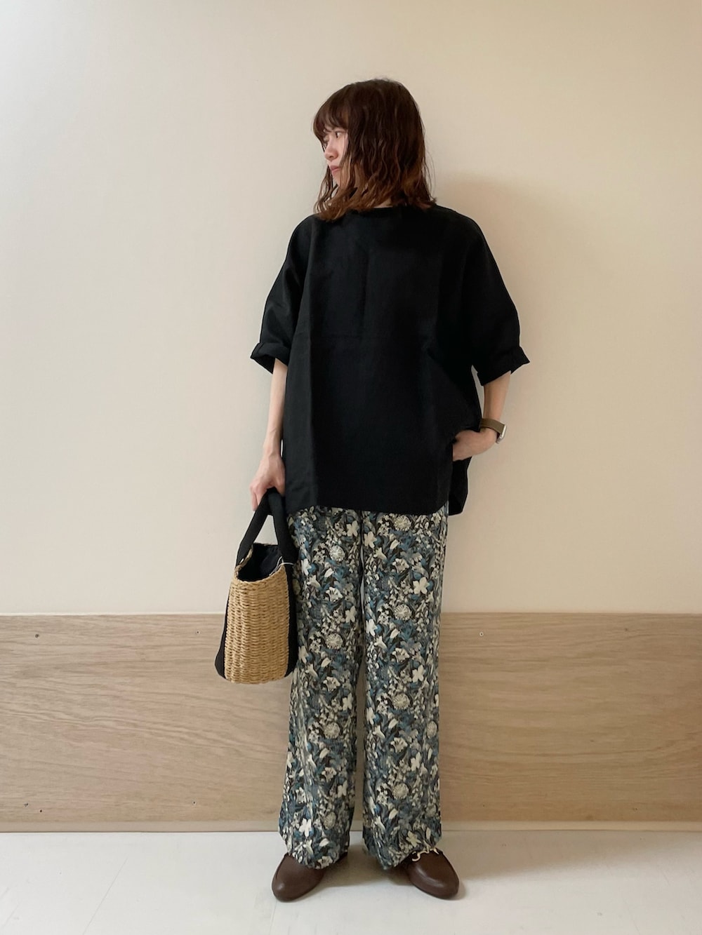 「URBAN RESEARCH DOORS、URBAN RESEARCH DOORS WOMENS、アーバンリサーチドアーズ、リネン、リネンブラウス、花柄、花柄パンツ、イージーパンツ、きれいめカジュアル、シンプルコーデ、春夏コーデ、お出かけコーデ、休日スタイル、骨格ストレート、低身長コーデ」｜「FORK&SPOONのFORK&SPOON　リネン混ショートスリーブプルオーバー（Tシャツ/カットソー、ブラック系）」を使った、ホンダ マユさん（レディース・152cm）の春コーディネートの4枚目の写真