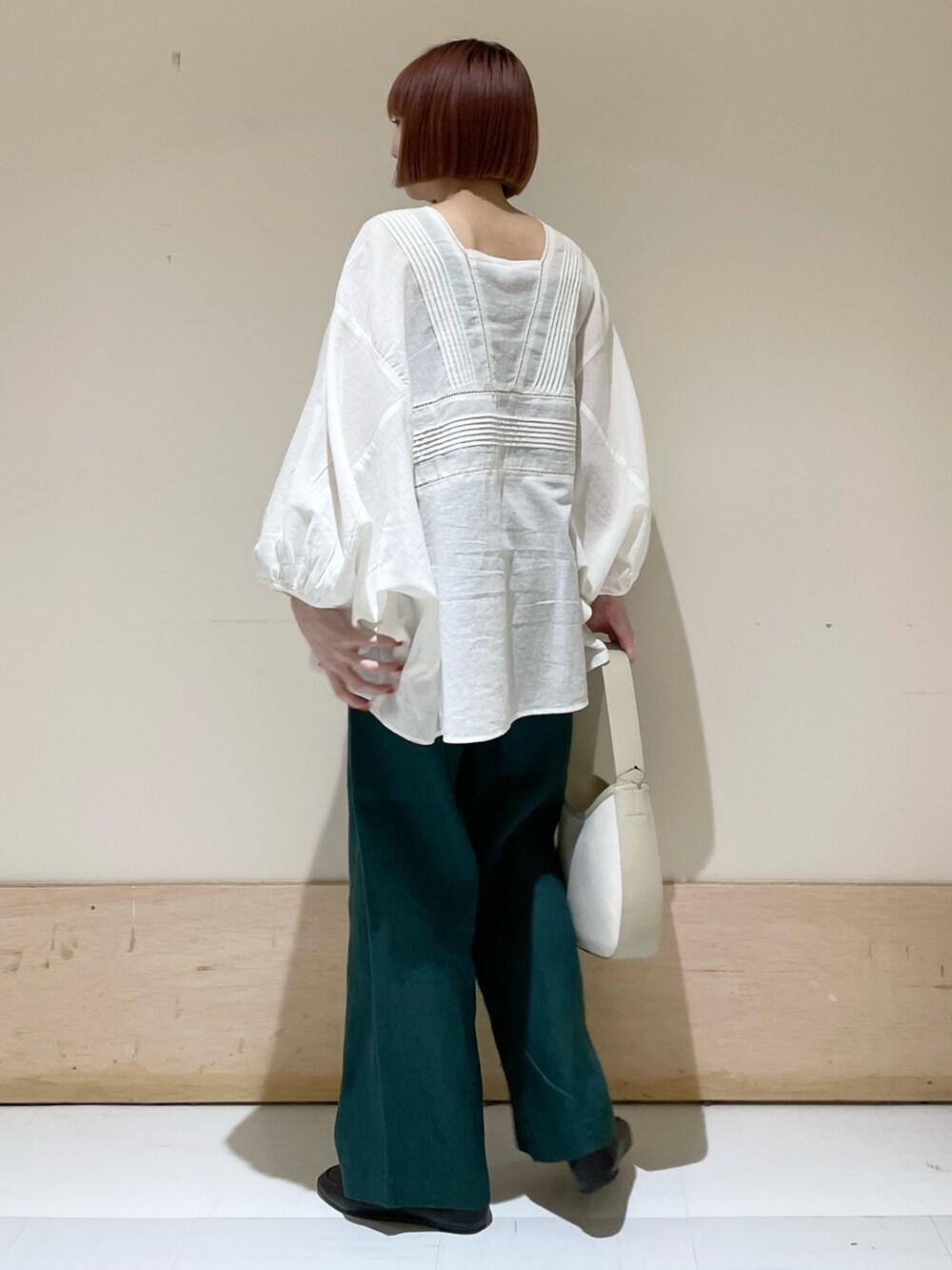 「URBAN RESEARCH DOORS、URBAN RESEARCH DOORS WOMENS、アーバンリサーチドアーズ、レース、レースブラウス、リネンパンツ、イージーパンツ、休日スタイル、リラックススタイル、シンプルコーデ、ビッグシルエット、低身長、低身長コーデ、カジュアルコーデ、お出かけコーデ」｜「URBAN RESEARCH DOORSのリネンツイルイージーパンツ（その他パンツ、グリーン系）」を使った、ホンダ マユさん（レディース・152cm）の春コーディネートの5枚目の写真