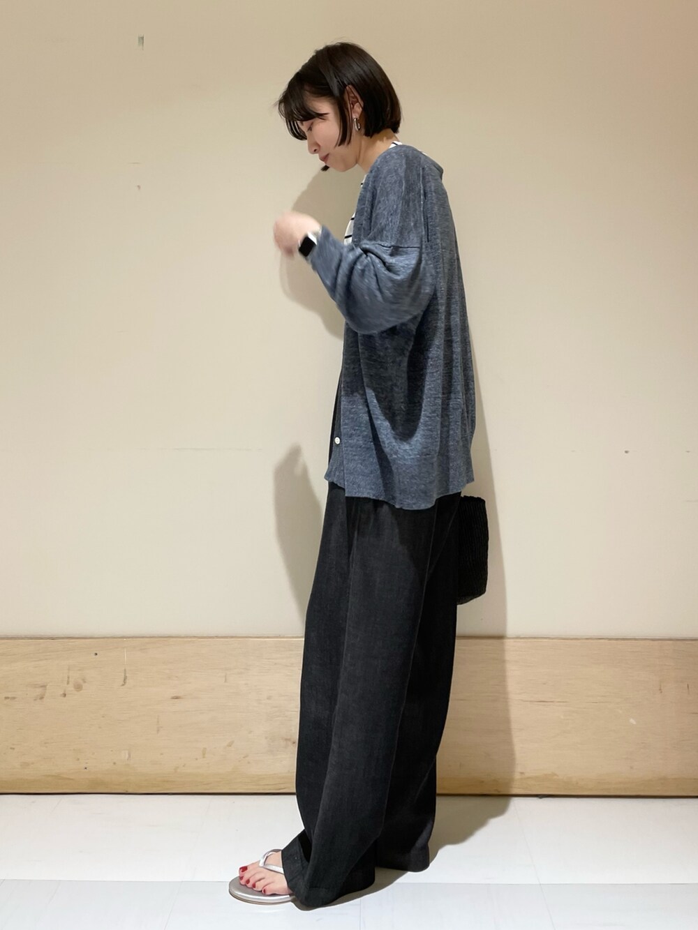 ブルー系のカーディガン/ボレロ、ホワイト系のTシャツ/カットソー、シルバー系のサンダルを着用したレディースの夏コーディネートの4枚目の写真