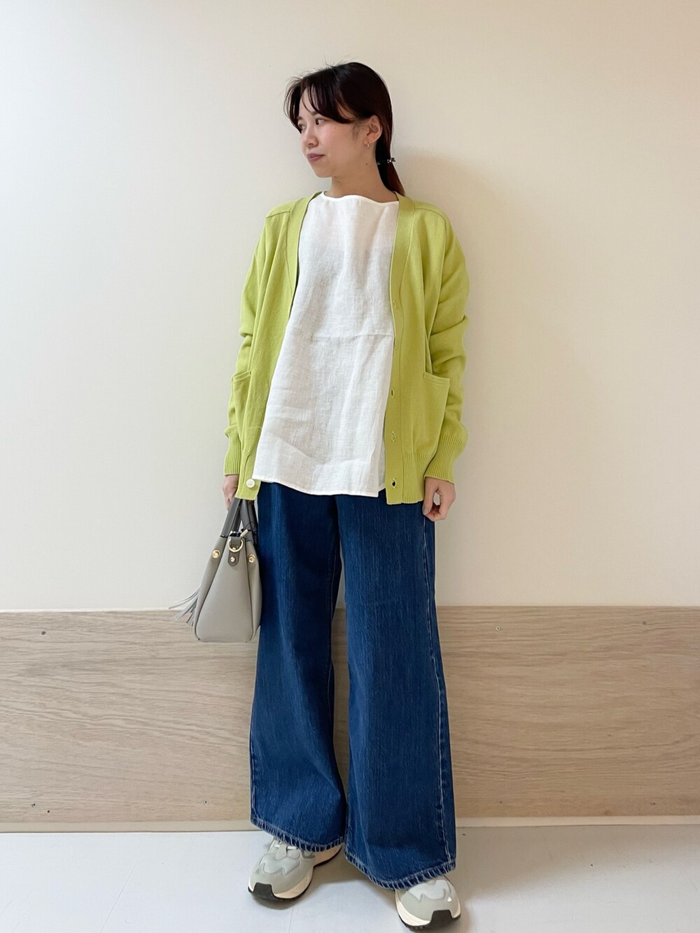 ブルー系のその他パンツ、グリーン系のカーディガン/ボレロ、ホワイト系のシャツ/ブラウスを着用したレディースの春コーディネートの2枚目の写真