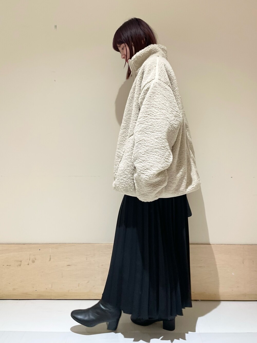 ピンク系のニット/セーター、ホワイト系のブルゾン、ブラック系のスカートを着用したレディースの冬コーディネートの4枚目の写真