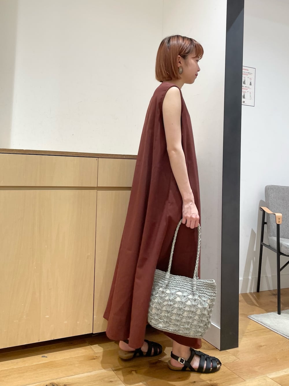 「URBAN RESEARCH DOORS、URBAN RESEARCH DOORS WOMENS、アーバンリサーチドアーズ、ワンピース、リネン、リネンワンピース、2wayワンピース、グルカサンダル、休日スタイル、春夏コーデ、お出かけコーデ、きれいめカジュアル、ロデスコ、シンプルコーデ、低身長」｜「RODE SKOのラフソールグルカサンダル（サンダル、ブラック系）」を使った、ホンダ マユさん（レディース・152cm）の夏コーディネートの6枚目の写真