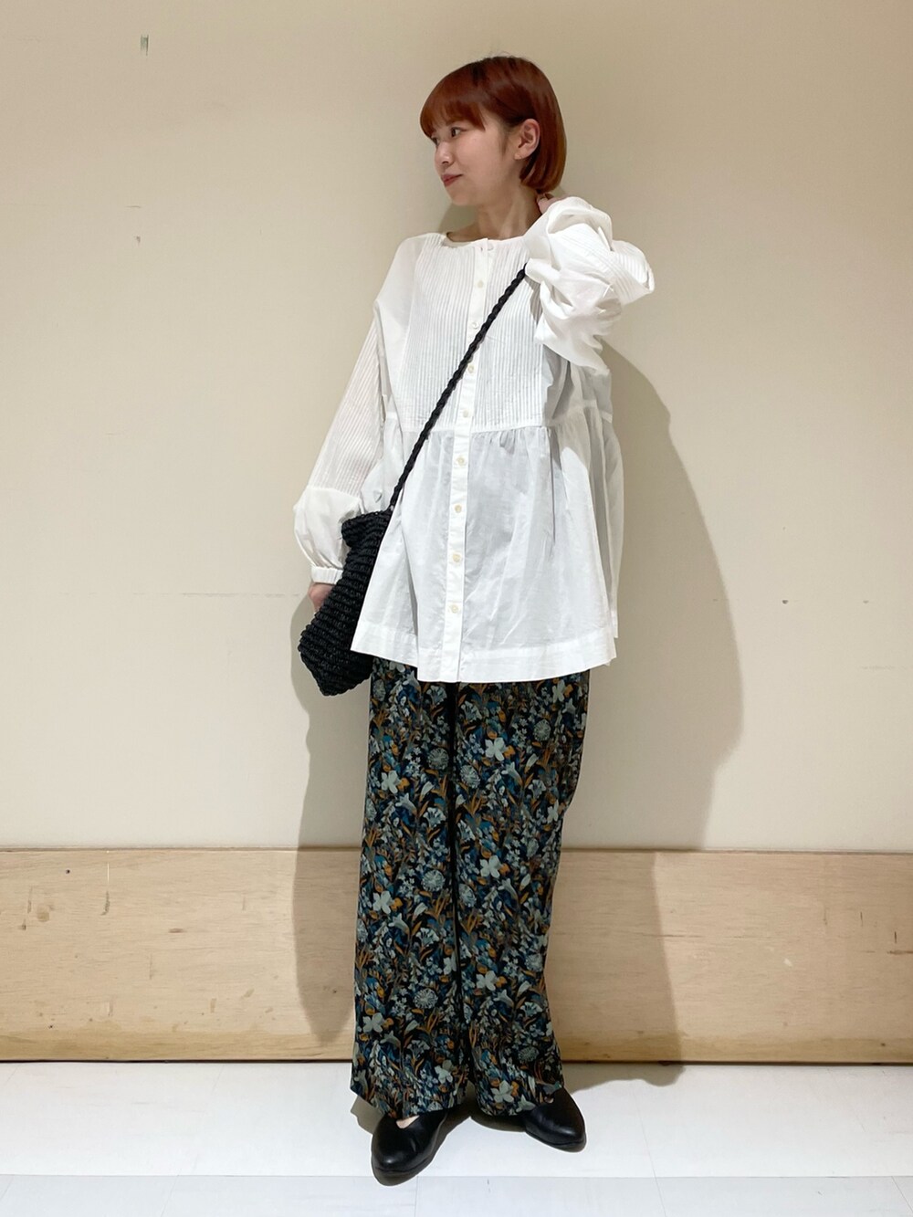 ホワイト系のTシャツ/カットソー、ブラック系のショルダーバッグ、ブルー系のその他パンツを着用したレディースの春コーディネートの2枚目の写真