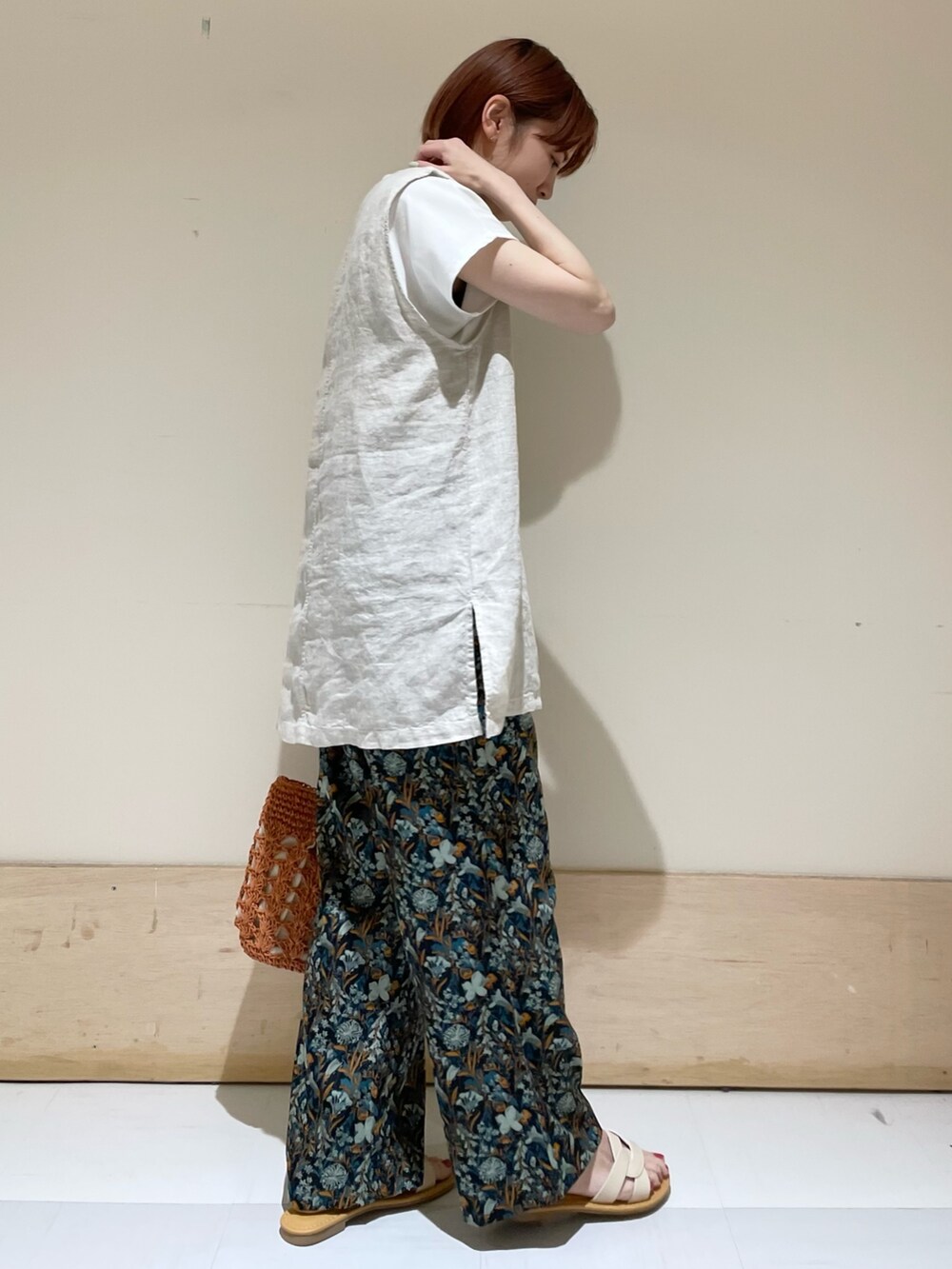 ブルー系のその他パンツ、ブラウン系のかごバッグ、ホワイト系のTシャツ/カットソーを着用したレディースの春コーディネートの5枚目の写真