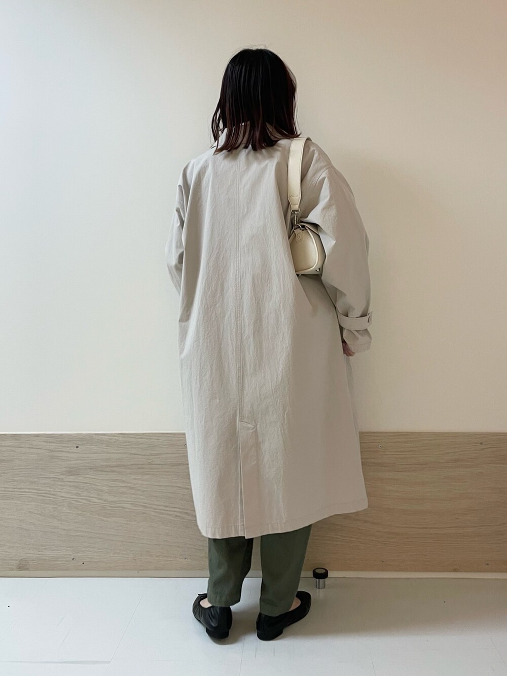 「URBAN RESEARCH DOORS、URBAN RESEARCH DOORS WOMENS、アーバンリサーチドアーズ、春アウター、ロングコート、大人カジュアル、春コーデ、春のおしゃ見えテクニック、デートコーデ、春服みてみて、レイヤードスタイル、お出かけコーデ、シンプルコーデ、低身長、骨格ストレート」｜「URBAN RESEARCH DOORSの2ストラップショルダーバッグ（ショルダーバッグ、ホワイト系）」を使った、ホンダ マユさん（レディース・152cm）の春コーディネートの8枚目の写真