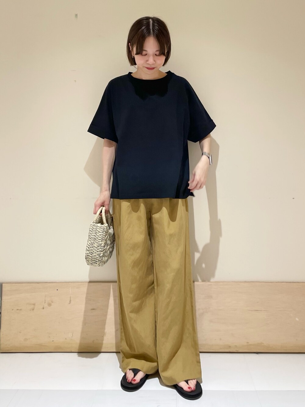 ブラック系のTシャツ/カットソー、イエロー系のその他パンツ、グレー系のかごバッグを着用したレディースの夏コーディネートの2枚目の写真