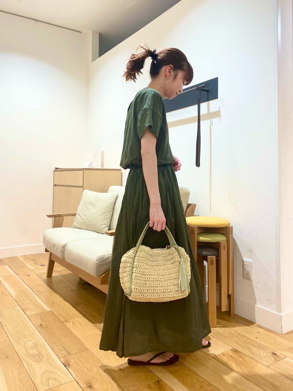 「URBAN RESEARCH DOORS、URBAN RESEARCH DOORS WOMENS、アーバンリサーチドアーズ、ワンピース、グリーン、緑、ギャザーワンピース、お出掛けコーデ、休日スタイル、春夏コーデ、シンプルコーデ、きれいめカジュアル、楽ちんコーデ、低身長コーデ、骨格ストレート」｜「URBAN RESEARCH DOORSのコットンボイルドッキングギャザーワンピース（ワンピース、グリーン系）」を使った、ホンダ マユさん（レディース・152cm）の夏コーディネートの4枚目の写真