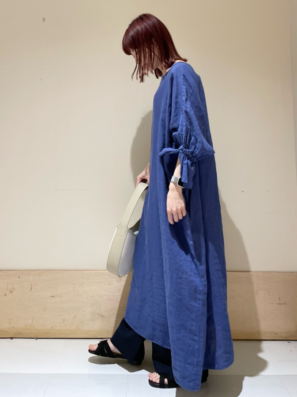 ブルー系のワンピース、ブルー系のその他パンツを着用したレディースの春コーディネートの4枚目の写真