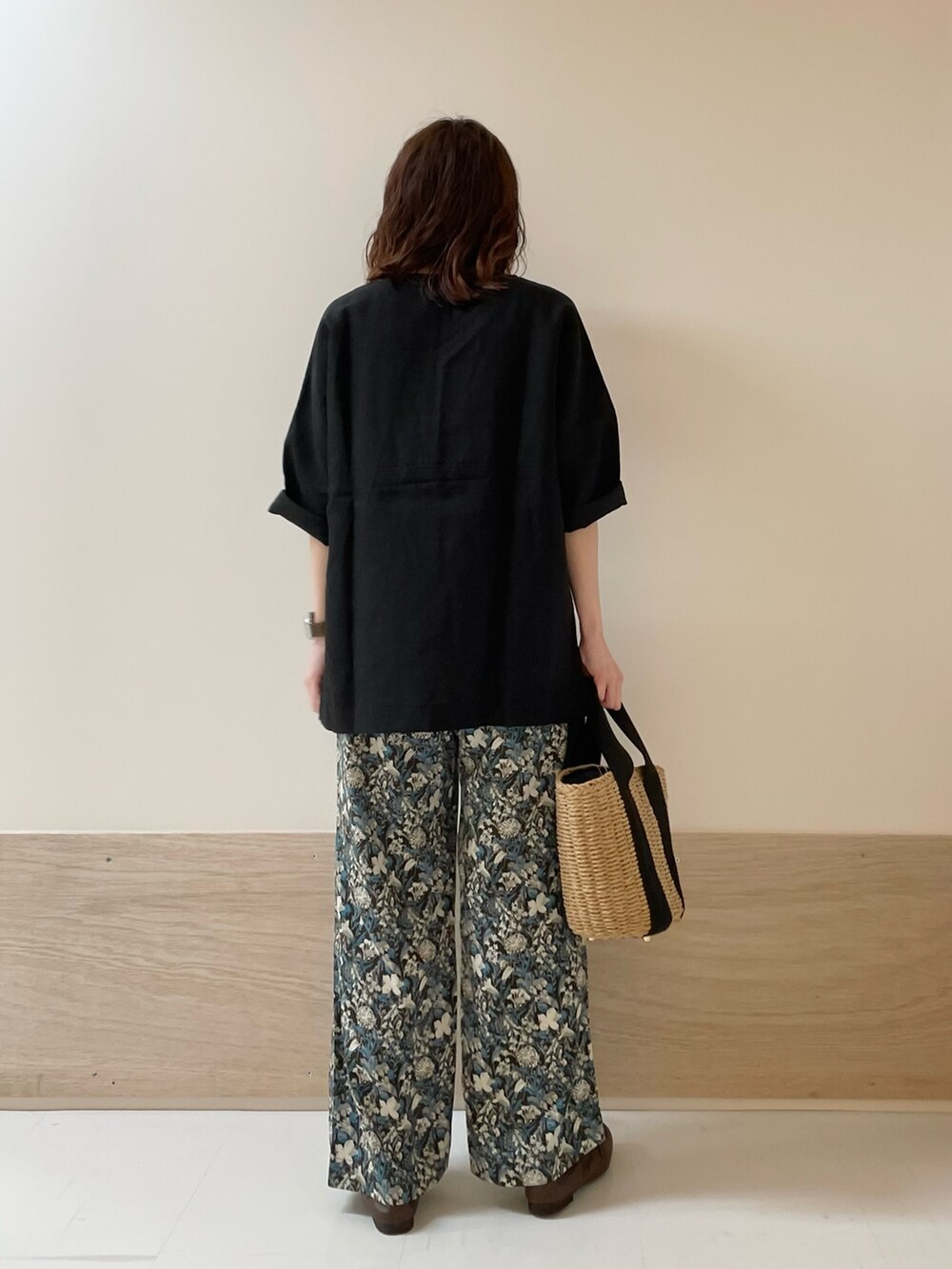 「URBAN RESEARCH DOORS、URBAN RESEARCH DOORS WOMENS、アーバンリサーチドアーズ、リネン、リネンブラウス、花柄、花柄パンツ、イージーパンツ、きれいめカジュアル、シンプルコーデ、春夏コーデ、お出かけコーデ、休日スタイル、骨格ストレート、低身長コーデ」｜「FORK&SPOONのFORK&SPOON　リネン混ショートスリーブプルオーバー（Tシャツ/カットソー、ブラック系）」を使った、ホンダ マユさん（レディース・152cm）の春コーディネートの8枚目の写真