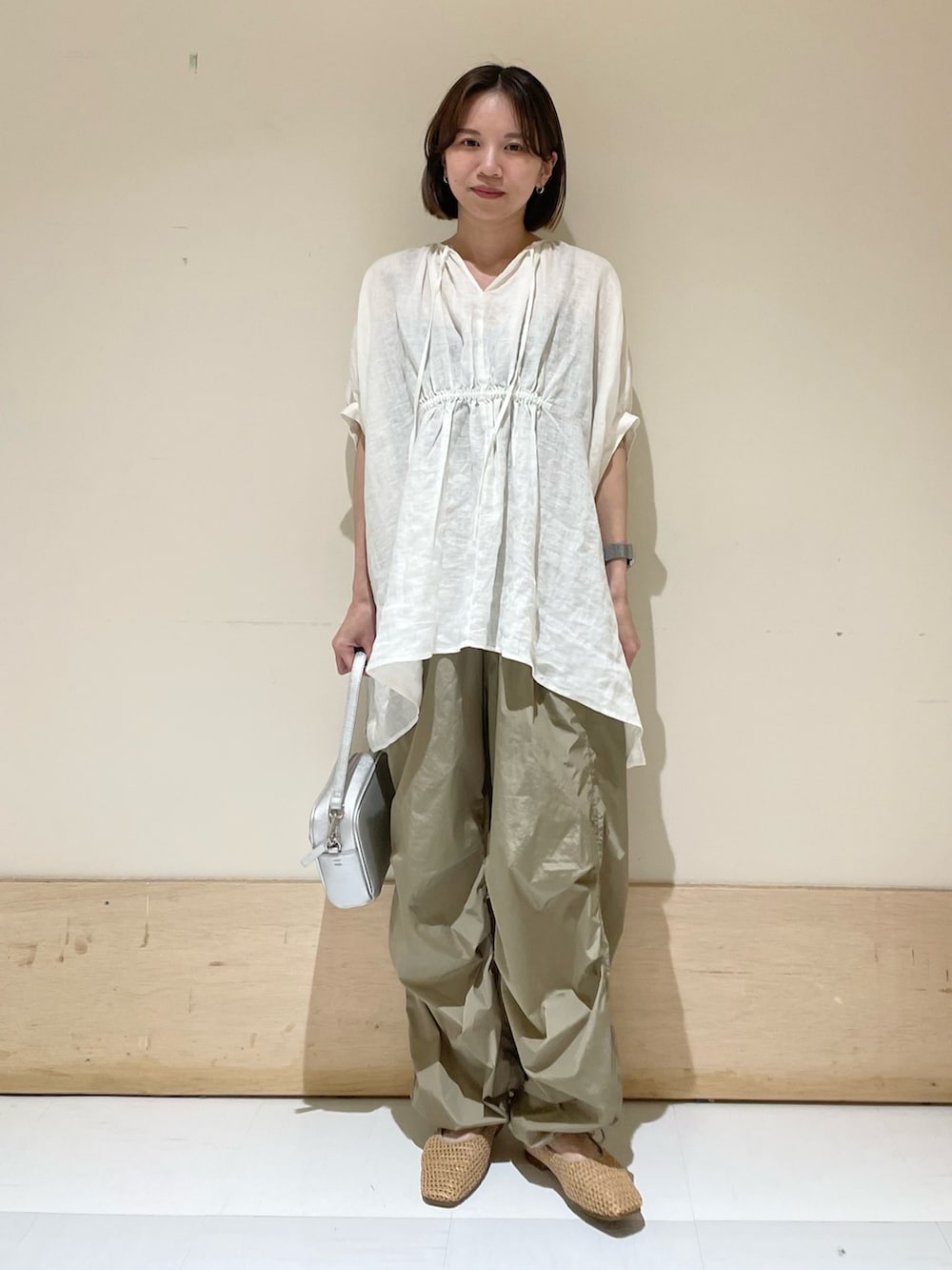 ホワイト系のシャツ/ブラウス、ベージュ系のバレエシューズ、シルバー系のショルダーバッグを着用したレディースの夏コーディネートの3枚目の写真