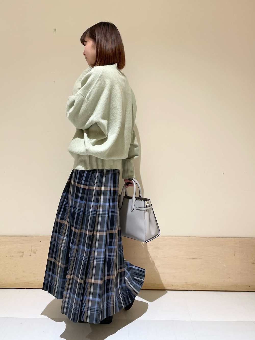 「URBAN RESEARCH DOORS、URBAN RESEARCH DOORS WOMENS、アーバンリサーチドアーズ、ミントグリーン、ミントカラー、もちもちニット、ハイネック、ハイネックニット、チェック、チェックスカート、プリーツスカート、ロングスカート、冬コーデ、休日スタイル、お出かけコーデ」｜「URBAN RESEARCH DOORSの『佐藤栞里さん着用』『WEB/一部店舗限定カラー』カラーチェックプリーツスカート（スカート、グレー系）」を使った、ホンダ マユさん（レディース・152cm）の冬コーディネートの5枚目の写真