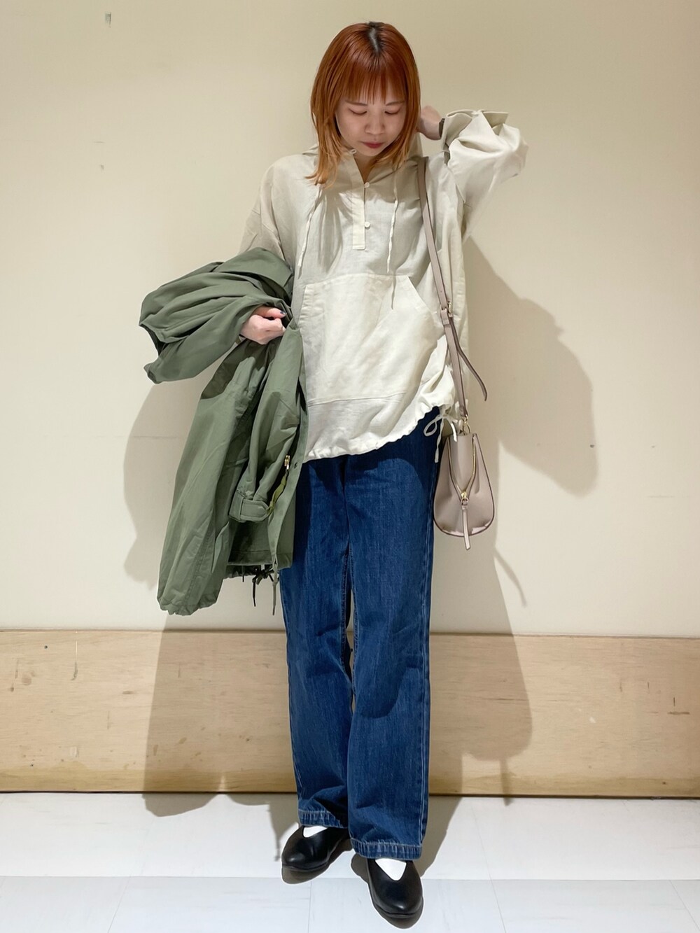 「URBAN RESEARCH DOORS、URBAN RESEARCH DOORS WOMENS、アーバンリサーチドアーズ、コットンラミー、パーカー、モッズコート、春アウター、デニム、ワイドパンツ、ワイトデニム、春服デビュー宣言、きれいめカジュアル、ビッグシルエット、休日スタイル、シンプルコーデ」|「URBAN RESEARCH DOORSのノーカラーモッズコート(モッズコート、グリーン系)」を使った、ホンダ マユさん(レディース・152cm)の春コーディネートの2枚目の写真