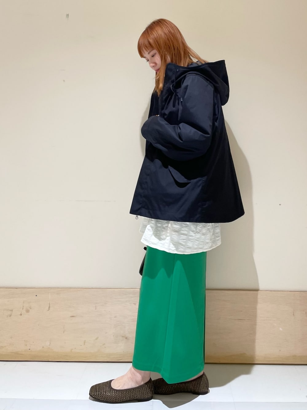 「URBAN RESEARCH DOORS、URBAN RESEARCH DOORS WOMENS、アーバンリサーチドアーズ、春アウター、マウンテンパーカー、春服デビュー宣言、グリーン、きれいめカジュアル、パステル映える春、春服みてみて、ブラウス、春コーデ、おでかけコーデ、低身長、低身長コーデ」|「URBAN RESEARCH DOORSのシアサッカーブラウス(シャツ/ブラウス、ホワイト系)」を使った、ホンダ マユさん(レディース・152cm)の春コーディネートの4枚目の写真
