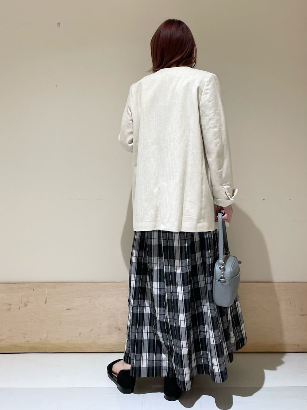 「URBAN RESEARCH DOORS、URBAN RESEARCH DOORS WOMENS、アーバンリサーチドアーズ、いまどきジャケット写真、オフィスカジュアル、ベージュ、シンプルコーデ、ロゴスウェット、ビッグシルエット、休日スタイル、ロングスカート、お出かけコーデ、休日コーデ、チェックスカート、低身長コーデ」｜「URBAN RESEARCH DOORSの2WAYスクエアショルダーミニバッグ（ショルダーバッグ、ブルー系）」を使った、ホンダ マユさん（レディース・152cm）の春コーディネートの6枚目の写真