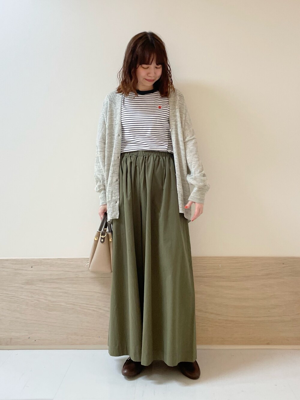 グレー系のカーディガン/ボレロ、グリーン系のその他パンツを着用したレディースの春コーディネートの4枚目の写真