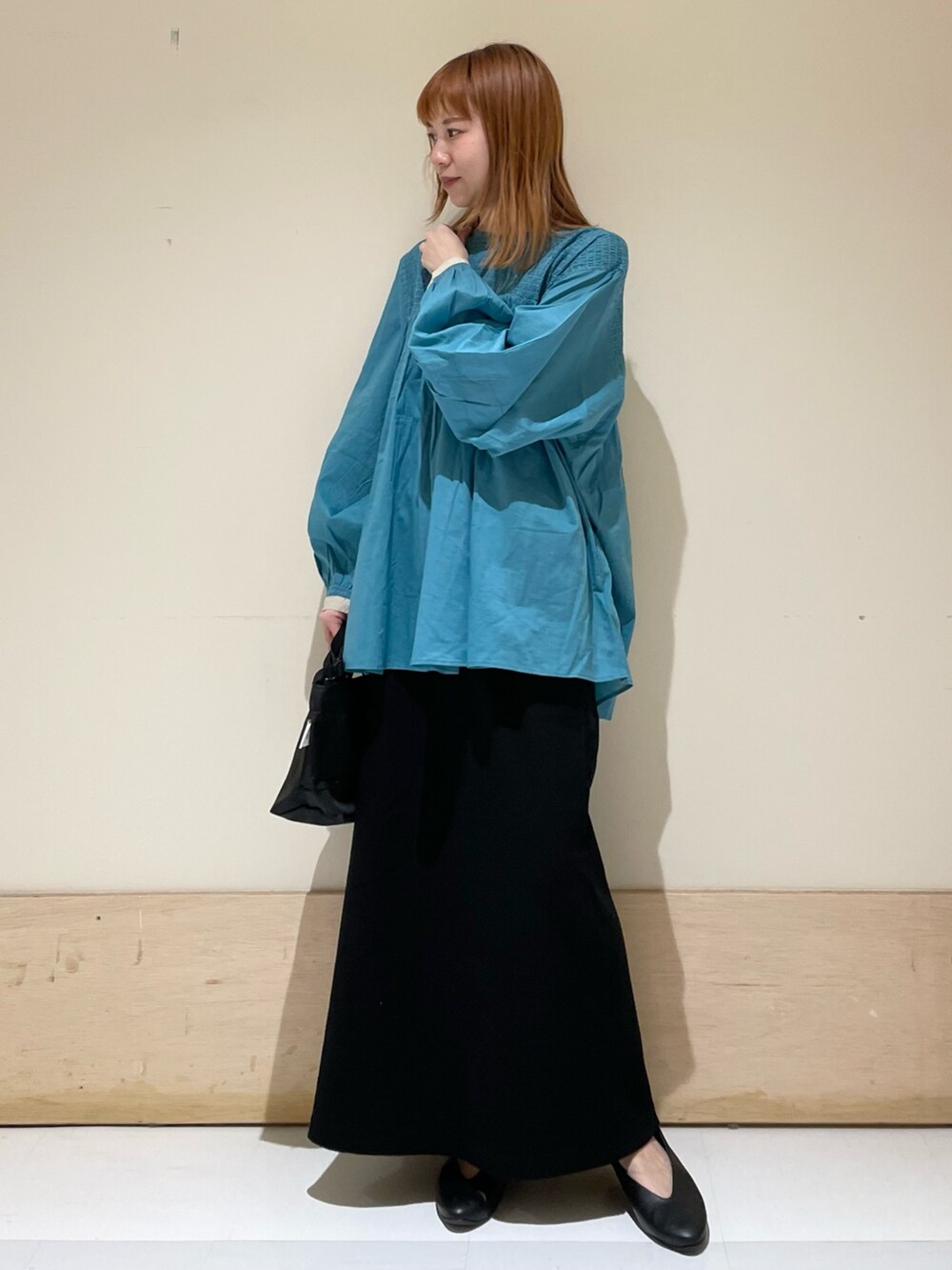 ブルー系のシャツ/ブラウス、ブラック系のスカート、ブラック系のショルダーバッグを着用したレディースの春コーディネートの3枚目の写真