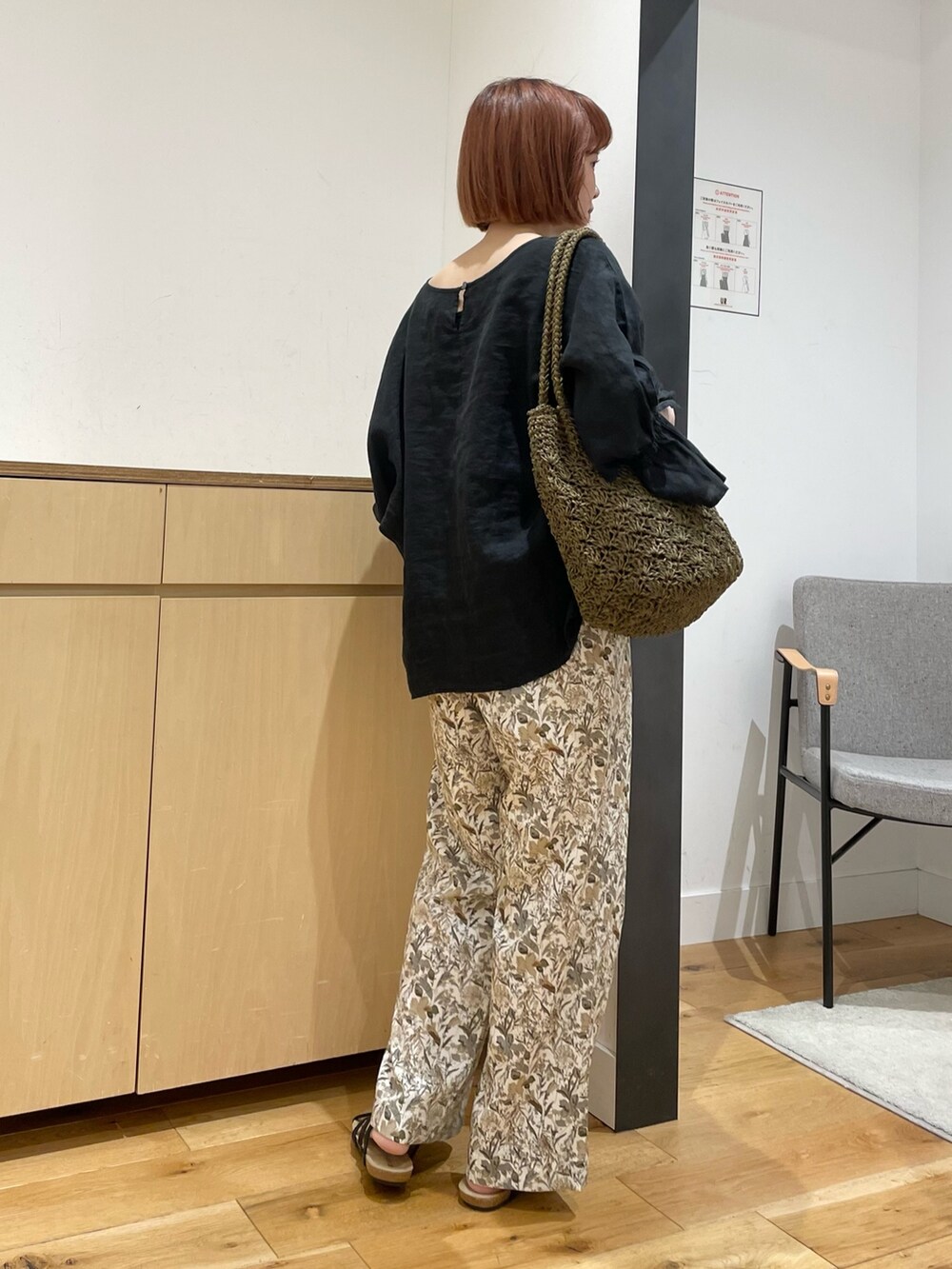 ブラック系のシャツ/ブラウス、ホワイト系のその他パンツ、グリーン系のかごバッグを着用したレディースの春コーディネートの7枚目の写真