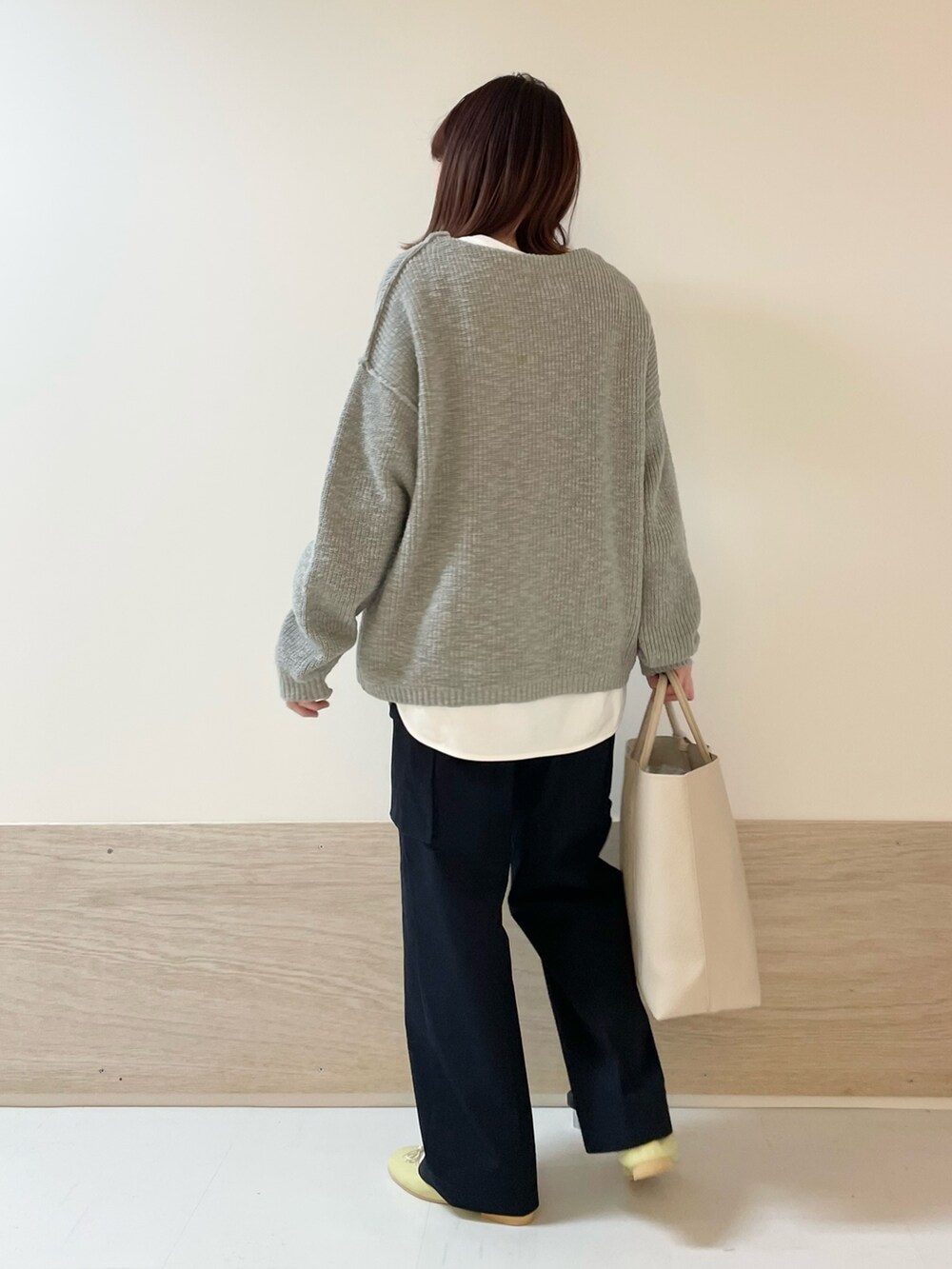 グレー系のニット/セーター、ホワイト系のTシャツ/カットソー、ブルー系のその他パンツを着用したレディースの冬コーディネートの5枚目の写真