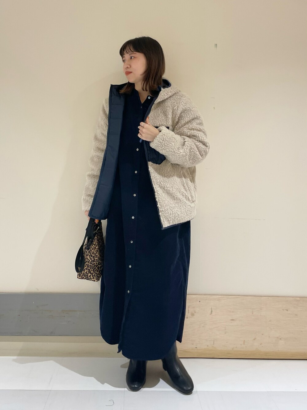 「URBAN RESEARCH DOORS、URBAN RESEARCH DOORS WOMENS、アーバンリサーチドアーズ、パタゴニア、patagonia、リバーシブル、ボアジャケット、コーデュロイ、コーデュロイワンピ、シャツワンピ、152cm、152cmコーデ、低身長コーデ」｜「URBAN RESEARCH DOORSの『WEB/一部店舗限定サイズ』コーデュロイシャツワンピース（ワンピース、ブルー系）」を使った、ホンダ マユさん（レディース・152cm）の秋コーディネートの2枚目の写真
