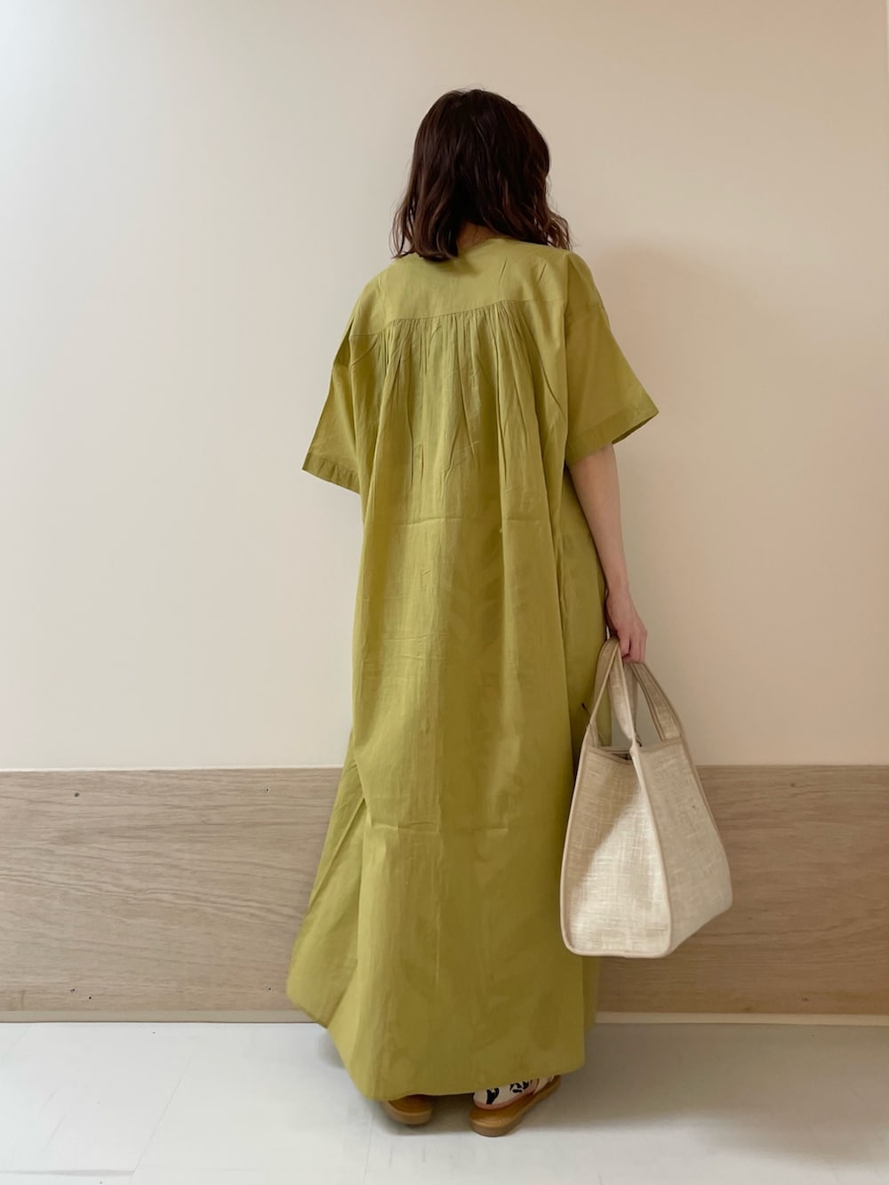 「URBAN RESEARCH DOORS、URBAN RESEARCH DOORS WOMENS、アーバンリサーチドアーズ、ワンピース、ギャザーワンピース、コットンボイル、黄色、イエローコーデ、春夏コーデ、お出かけコーデ、休日スタイル、低身長コーデ、骨格ストレート、きれいめカジュアル、シンプルコーデ」｜「URBAN RESEARCH DOORSのコットンボイルハーフスリーブワンピース（ワンピース、イエロー系）」を使った、ホンダ マユさん（レディース・152cm）の春コーディネートの5枚目の写真