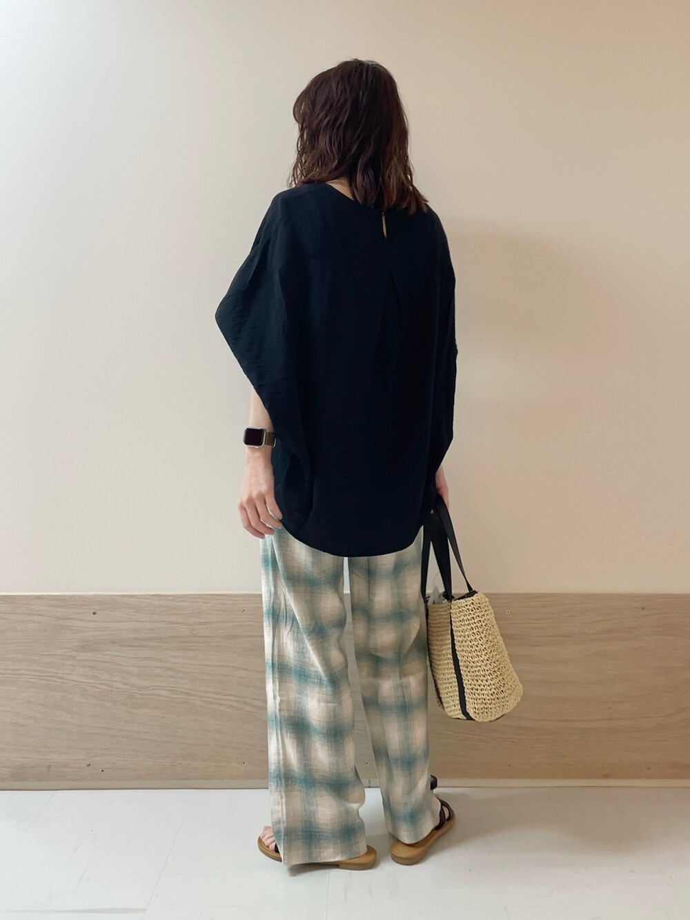 「URBAN RESEARCH DOORS、URBAN RESEARCH DOORS WOMENS、アーバンリサーチドアーズ、ブルー、チェック、チェックパンツ、ネイビー、きれいめカジュアル、大人カジュアル、シンプルコーデ、デザイントップス、サンダル、お出かけコーデ、低身長コーデ、骨格ストレート」｜「URBAN RESEARCH DOORSのコクーンシルエットブラウス（シャツ/ブラウス、ブルー系）」を使った、ホンダ マユさん（レディース・152cm）の夏コーディネートの6枚目の写真
