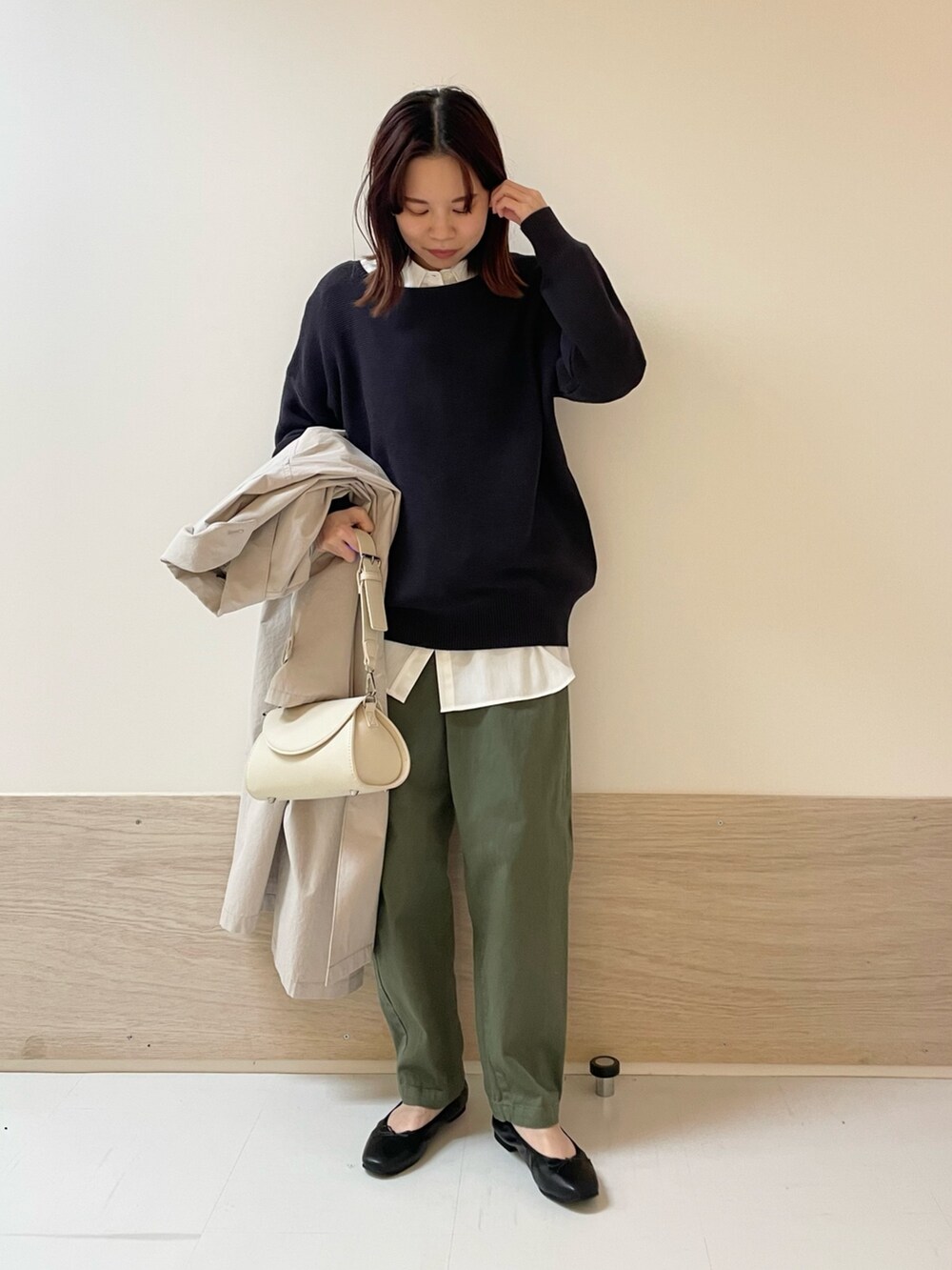 「URBAN RESEARCH DOORS、URBAN RESEARCH DOORS WOMENS、アーバンリサーチドアーズ、春アウター、ロングコート、大人カジュアル、春コーデ、春のおしゃ見えテクニック、デートコーデ、春服みてみて、レイヤードスタイル、お出かけコーデ、シンプルコーデ、低身長、骨格ストレート」｜「URBAN RESEARCH DOORSの2ストラップショルダーバッグ（ショルダーバッグ、ホワイト系）」を使った、ホンダ マユさん（レディース・152cm）の春コーディネートの9枚目の写真