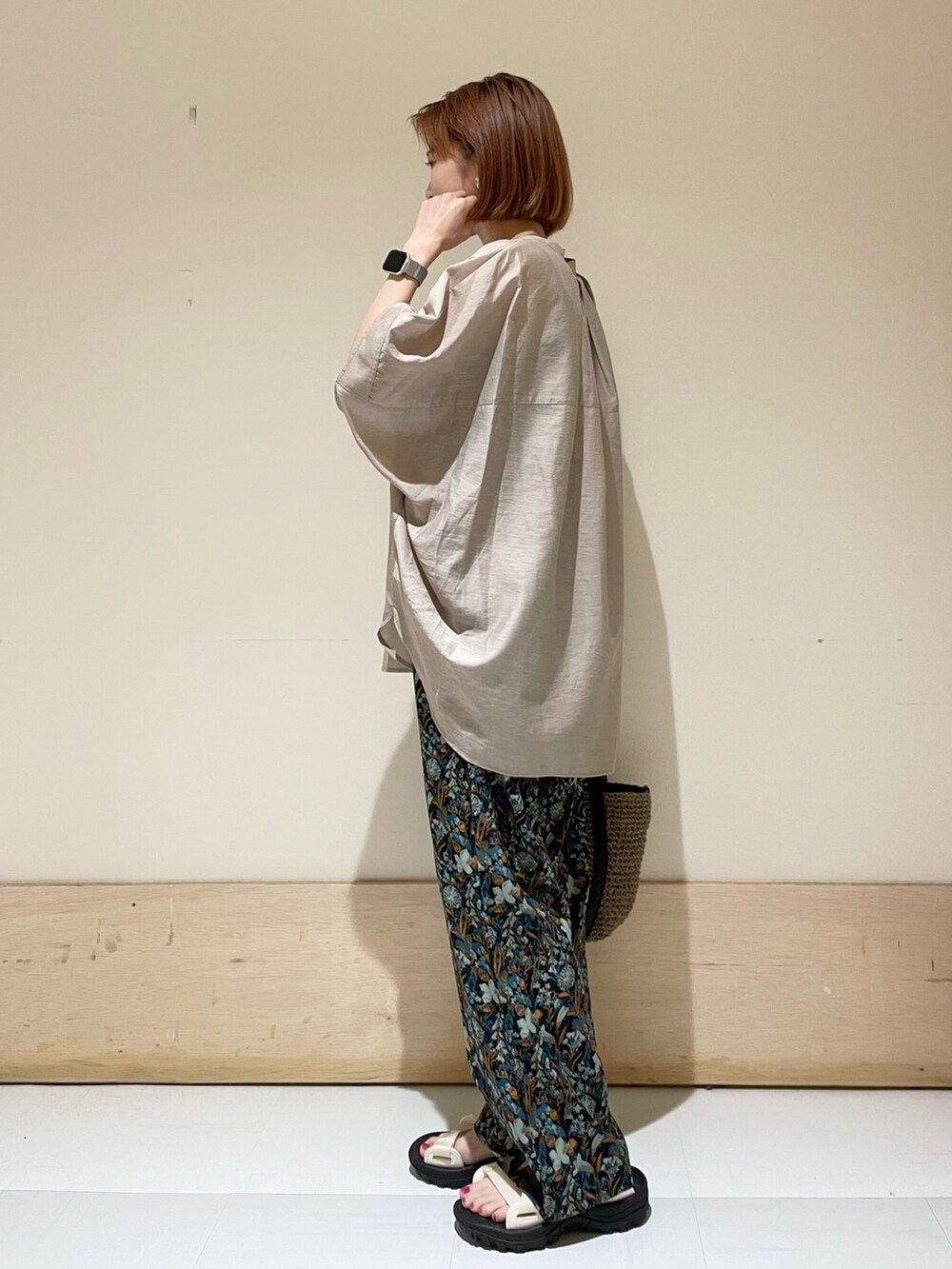 グレー系のシャツ/ブラウス、ブルー系のその他パンツ、グレー系のトートバッグを着用したレディースの夏コーディネートの4枚目の写真