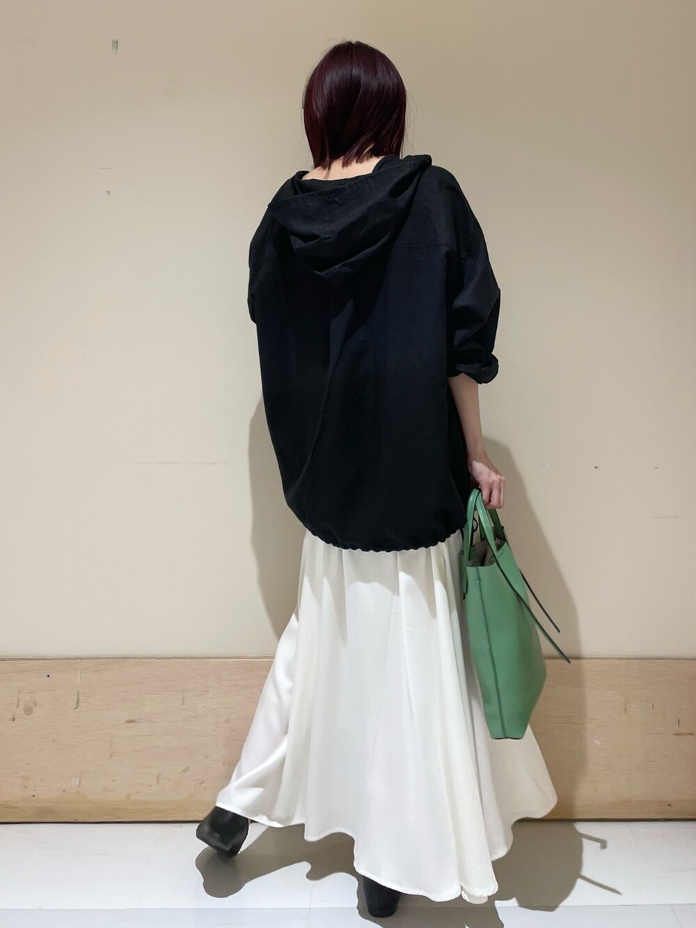 ブラック系のパーカー、ブラック系のバレエシューズ、ホワイト系のスカートを着用したレディースの春コーディネートの5枚目の写真