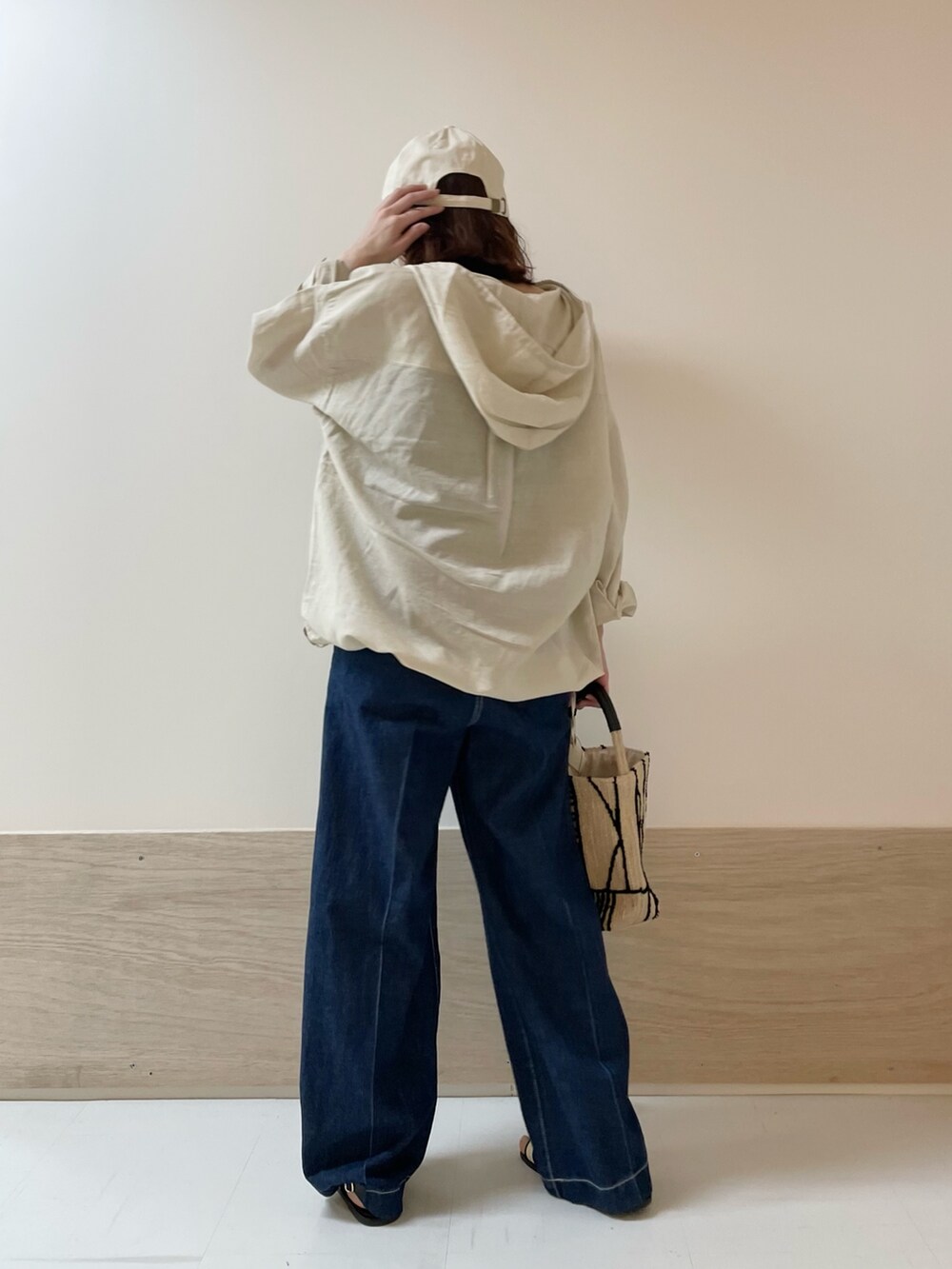 「URBAN RESEARCH DOORS、URBAN RESEARCH DOORS WOMENS、アーバンリサーチドアーズ、ラミー、ラミーブラウス、デニム、ワイドデニム、イージーパンツ、お出かけコーデ、休日スタイル、カジュアル、大人カジュアル、春夏コーデ、低身長、骨格ストレート」|「FORK&SPOONのFORK&SPOON 綿麻デニムパンツ(デニムパンツ、ブルー系)」を使った、ホンダ マユさん(レディース・152cm)の春コーディネートの6枚目の写真