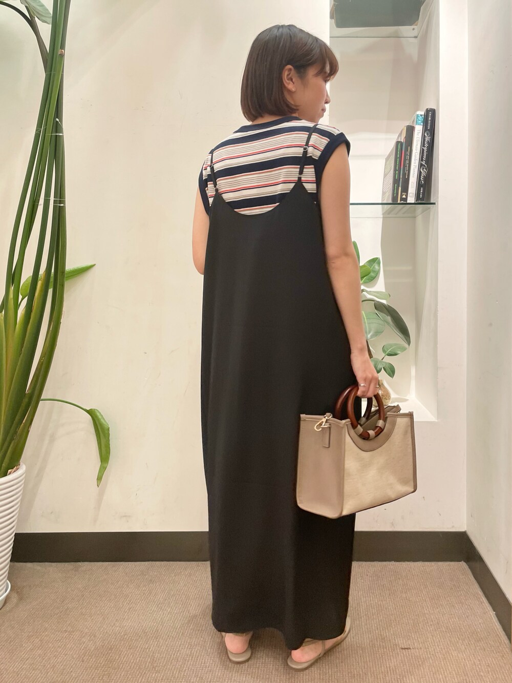 グレー系のトートバッグ、ブラック系のワンピース、ブルー系のTシャツ/カットソーを着用したレディースの夏コーディネートの4枚目の写真