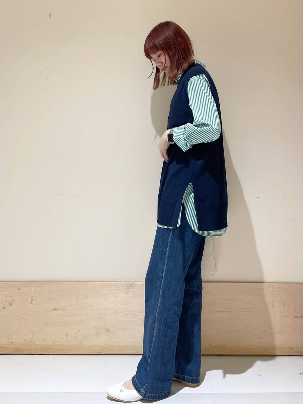 グリーン系のシャツ/ブラウス、ブルー系のデニムパンツ、ホワイト系のバレエシューズを着用したレディースの春コーディネートの4枚目の写真