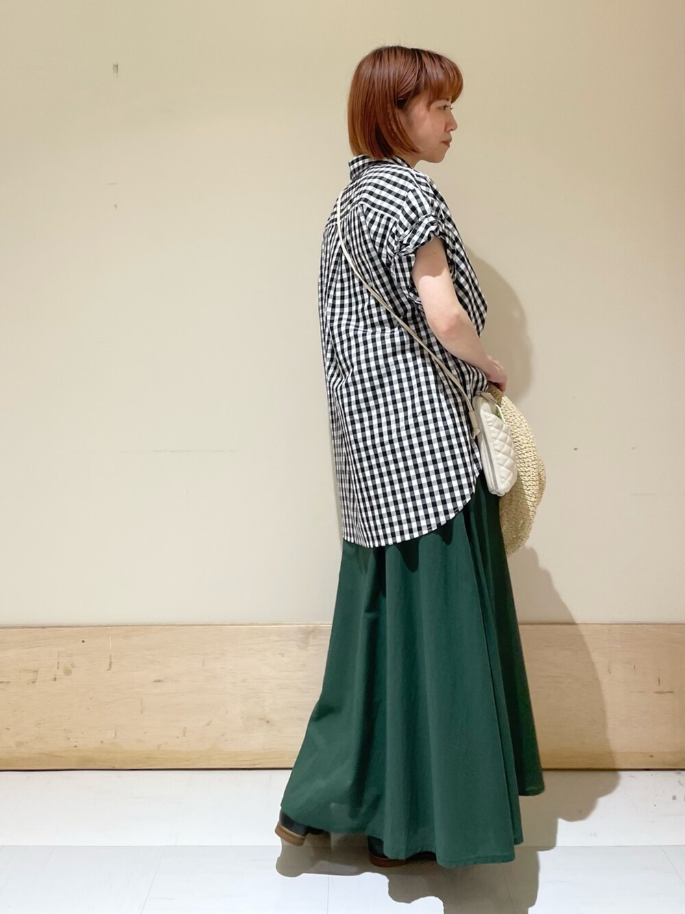 ブラック系のサンダル、その他のシャツ/ブラウス、グリーン系のスカートを着用したレディースの春コーディネートの4枚目の写真