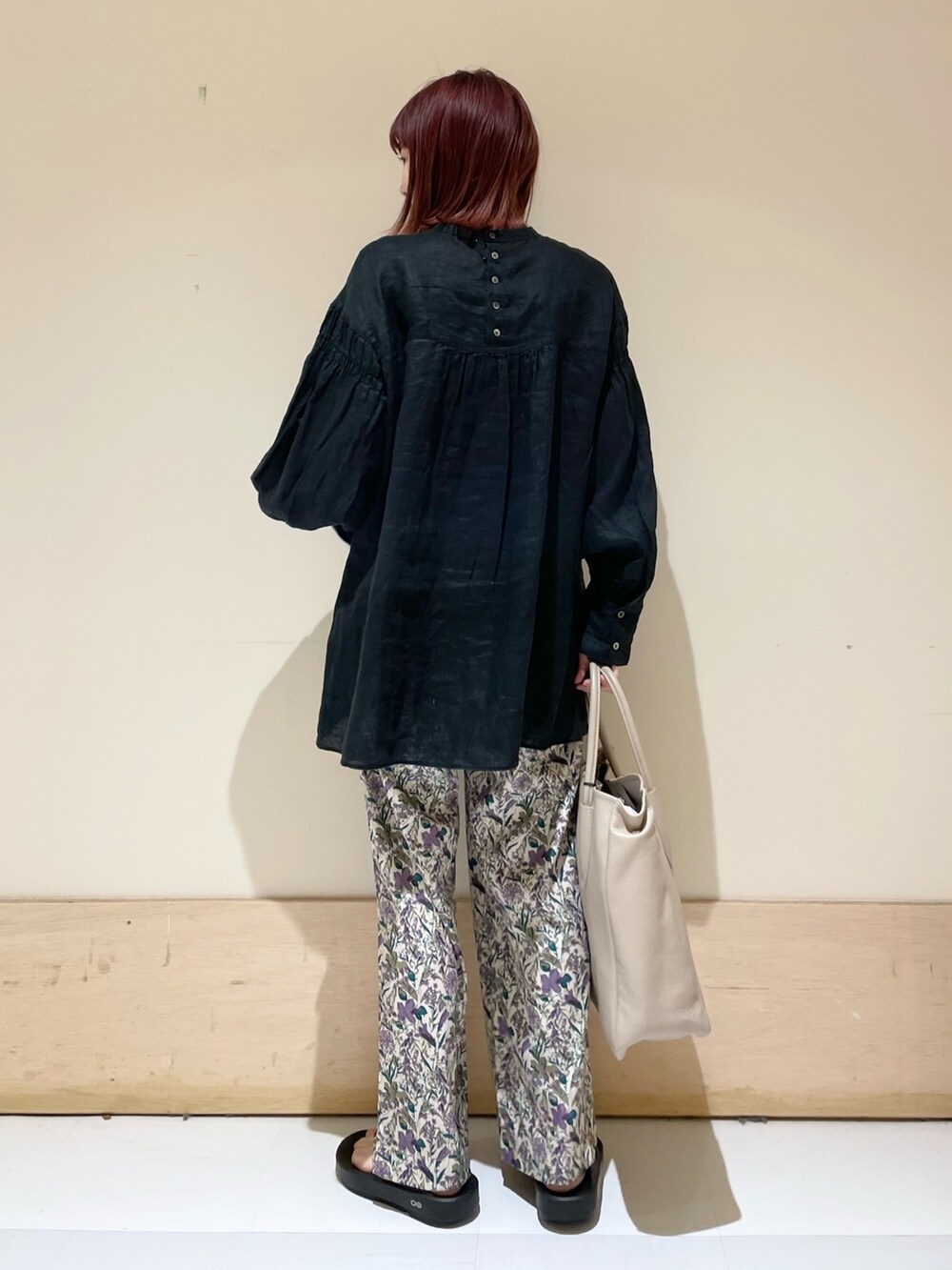 ブラック系のシャツ/ブラウス、パープル系のその他パンツ、ブラック系のサンダルを着用したレディースの春コーディネートの6枚目の写真