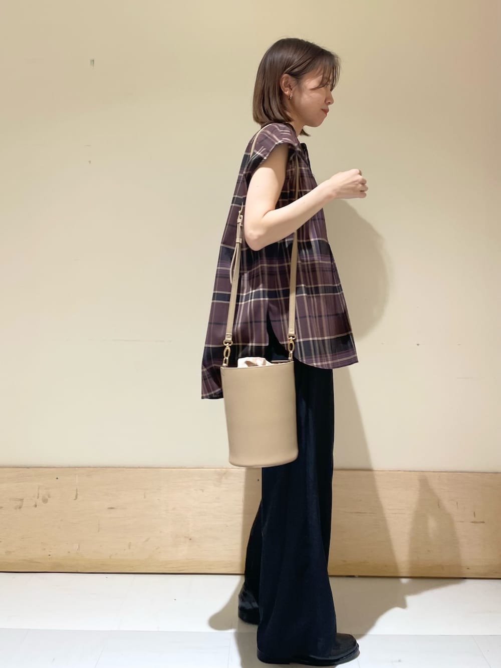 ベージュ系のショルダーバッグ、パープル系のシャツ/ブラウス、ブラック系のその他パンツを着用したレディースの夏コーディネートの4枚目の写真