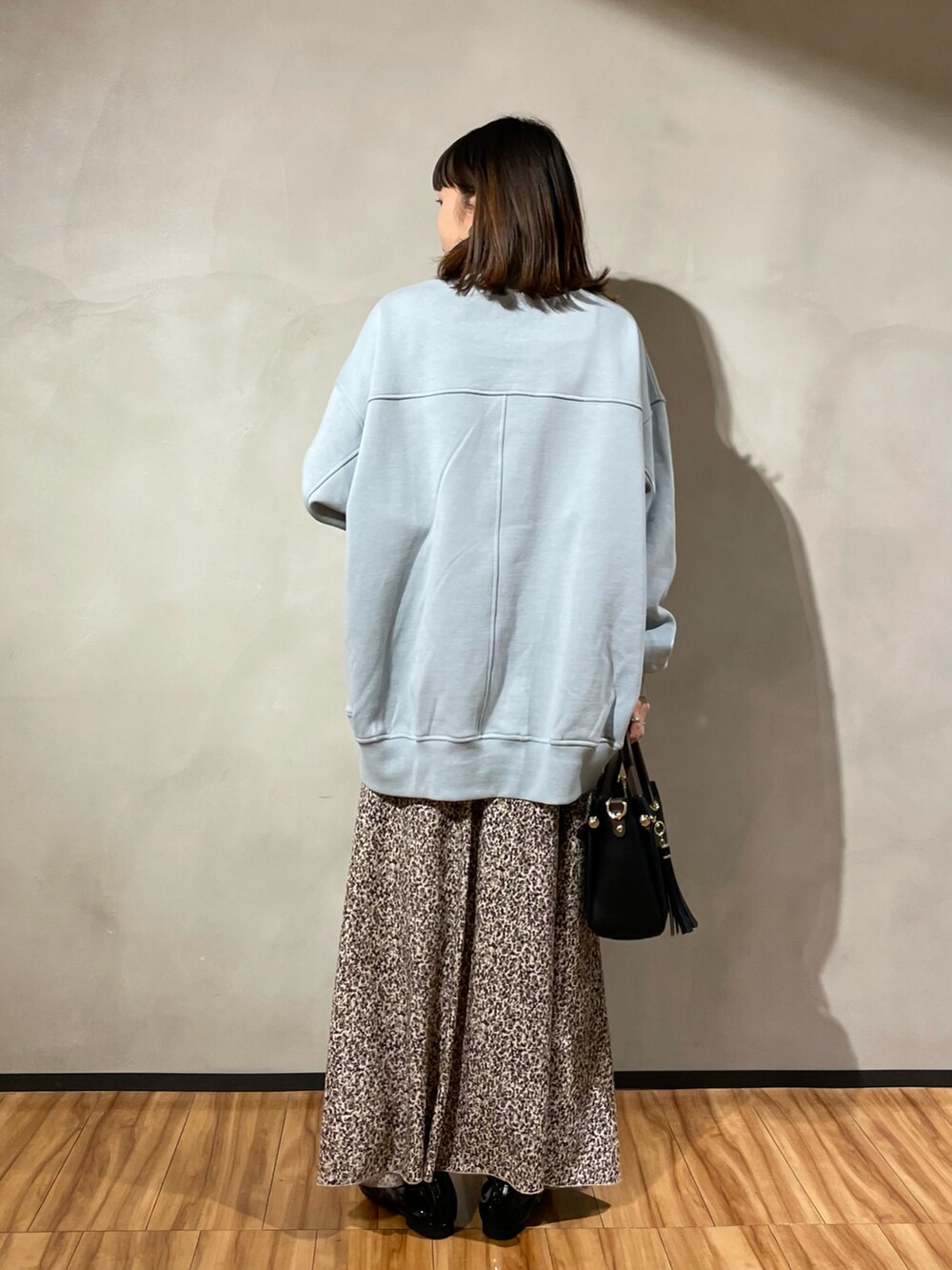 「URBAN RESEARCH DOORS WOMENS、URBAN RESEARCH DOORS、アーバンリサーチドアーズ、スウェット、タートルネック、裏起毛、裏起毛スウェット、レオパード、レオパードスカート、低身長、152cm、152cmコーデ」｜「URBAN RESEARCH DOORSのミニレオパードプリントスカート（スカート、ベージュ系）」を使った、ホンダ マユさん（レディース・152cm）の秋コーディネートの3枚目の写真