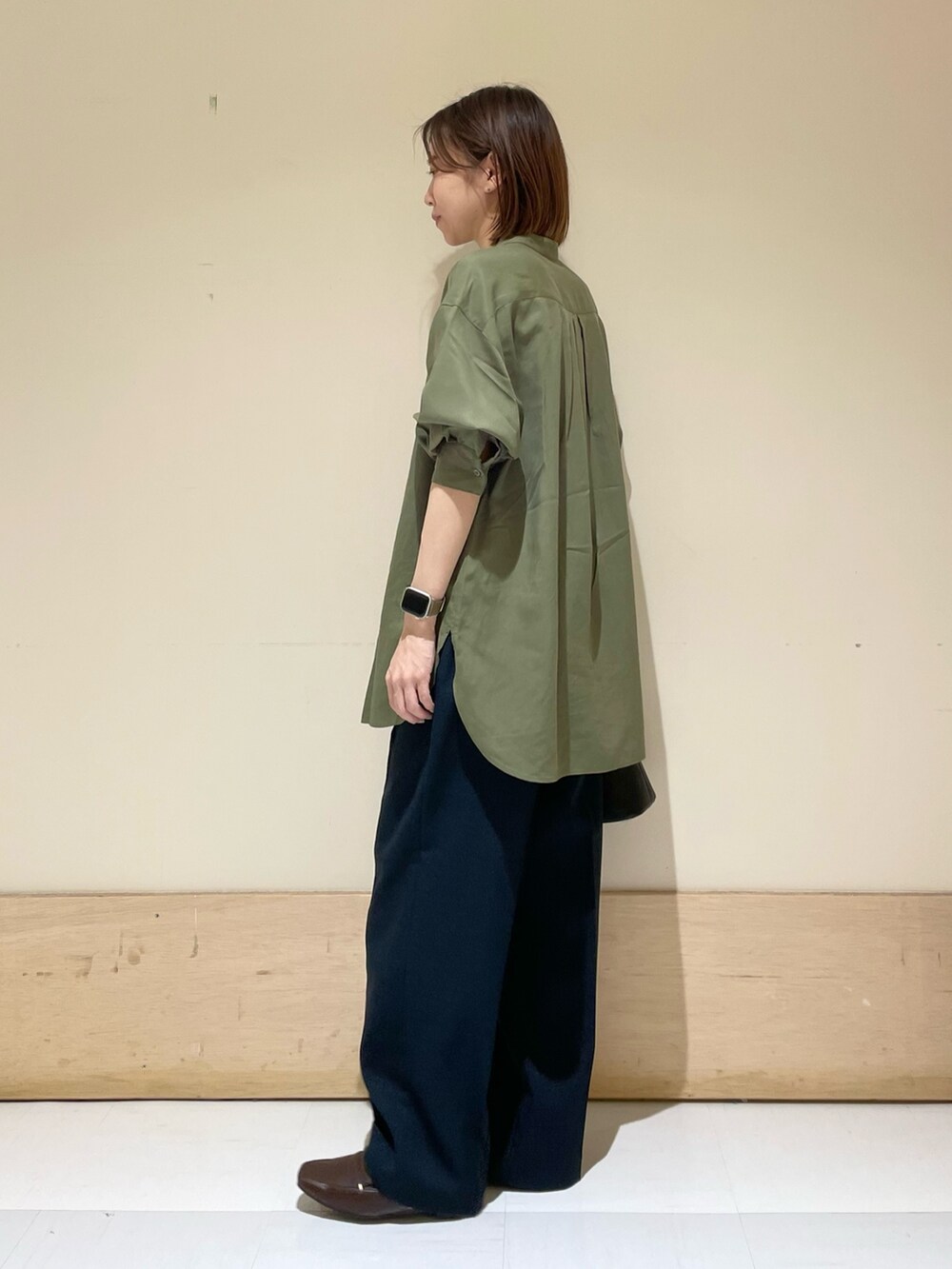 グリーン系のシャツ/ブラウス、ブルー系のその他パンツ、ブラック系のショルダーバッグを着用したレディースの秋コーディネートの3枚目の写真