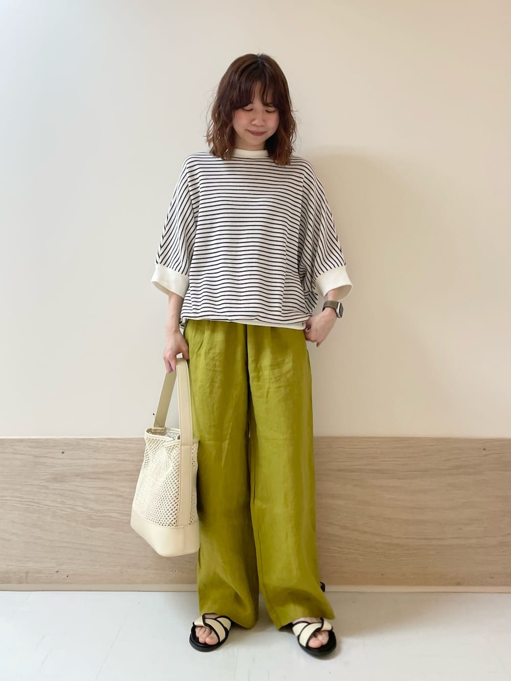 「URBAN RESEARCH DOORS、URBAN RESEARCH DOORS WOMENS、アーバンリサーチドアーズ、ボーダー、カラーパンツ、リネン、リネンパンツ、リラックススタイル、お出かけコーデ、休日スタイル、春夏コーデ、きれいめカジュアル、ナチュラル、低身長、骨格ストレート」|「URBAN RESEARCH DOORSのリネンイージーパンツ(その他パンツ、グリーン系)」を使った、ホンダ マユさん(レディース・152cm)の春コーディネートの3枚目の写真