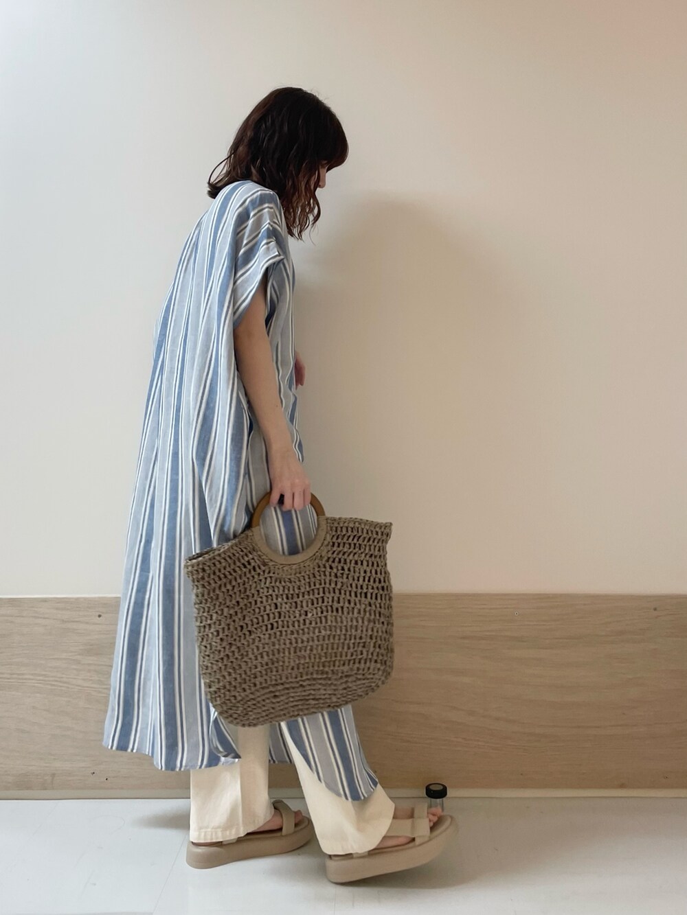 その他のワンピース、ベージュ系のデニムパンツを着用したレディースの春コーディネートの6枚目の写真