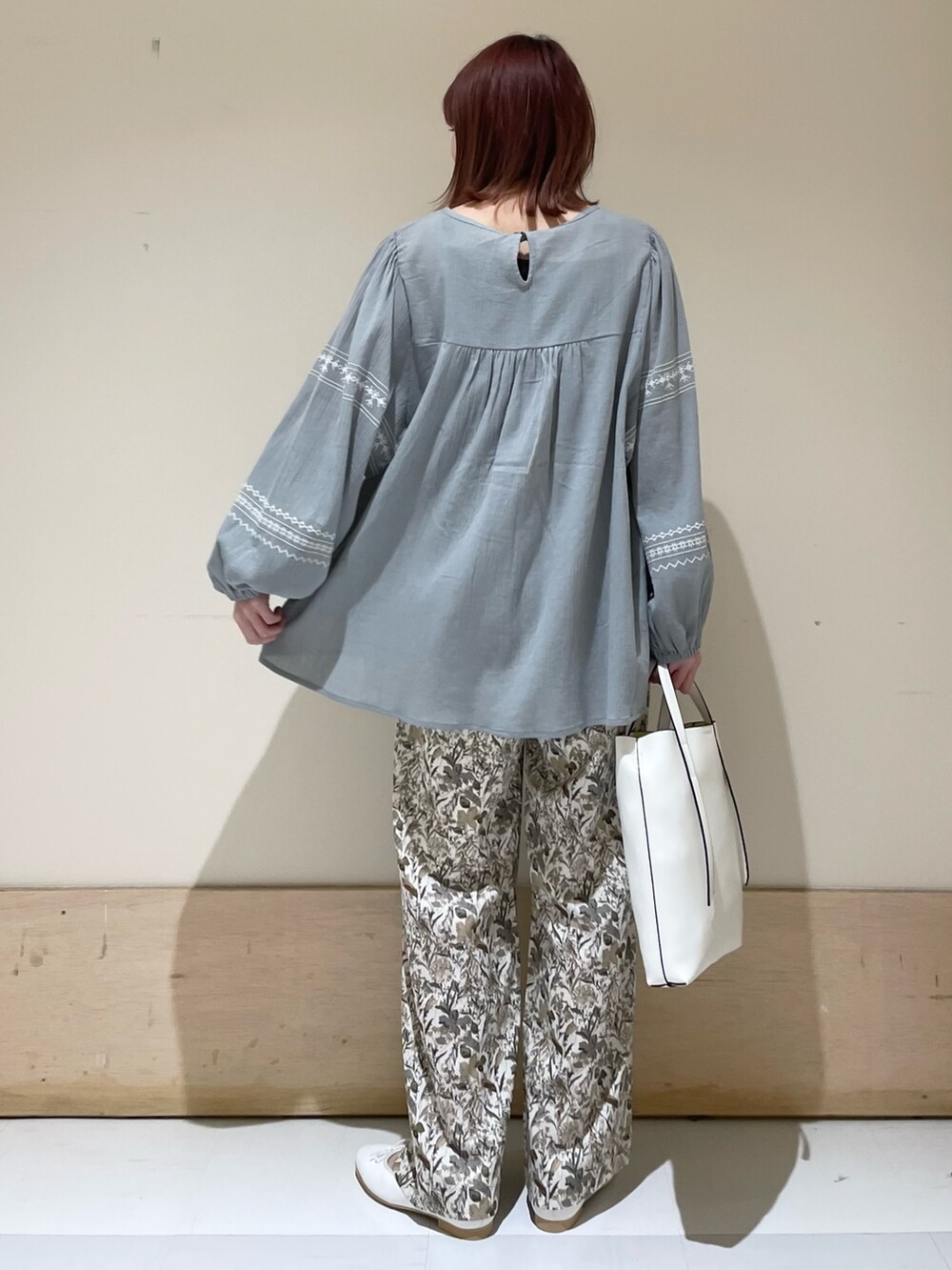 ホワイト系のショルダーバッグ、ホワイト系のその他パンツ、グレー系のシャツ/ブラウスを着用したレディースの春コーディネートの8枚目の写真