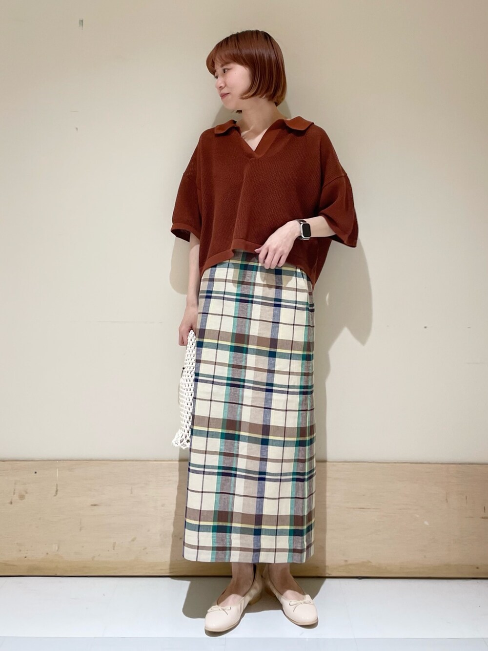 「URBAN RESEARCH DOORS、URBAN RESEARCH DOORS WOMENS、アーバンリサーチドアーズ、メッシュ、メッシュトップス、ショート丈トップス、チェック、チェックスカート、タイトスカート、お出かけコーデ日記、シンプルコーデ、春夏コーデ、初夏コーデ、休日スタイル、バレエシューズ」｜「FORK&SPOONのFORK&SPOON　クロップドメッシュトップス（ニット/セーター、オレンジ系）」を使った、ホンダ マユさん（レディース・152cm）の春コーディネートの2枚目の写真