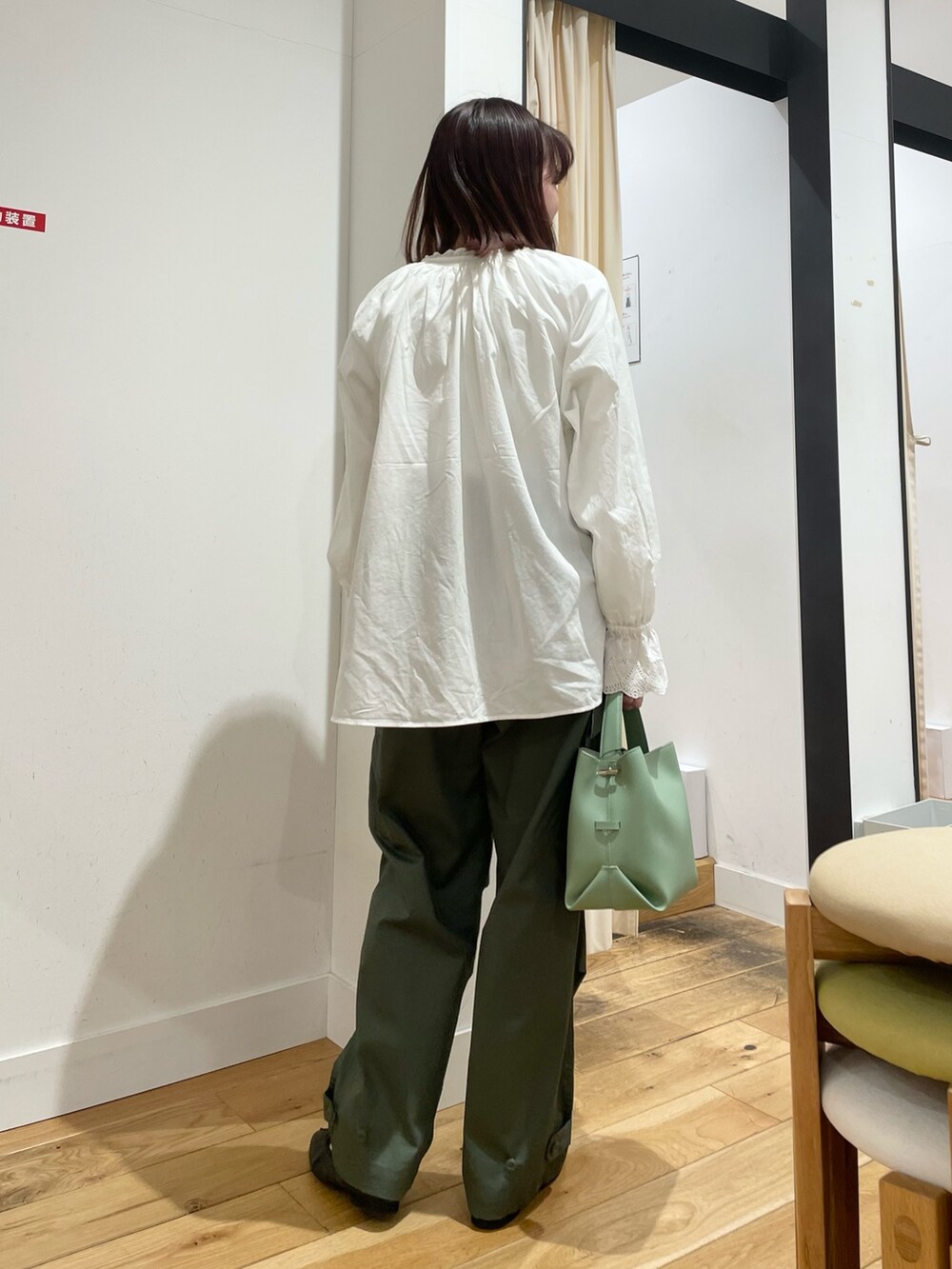 ホワイト系のシャツ/ブラウス、グリーン系のショルダーバッグ、ブラック系のバレエシューズを着用したレディースの春コーディネートの7枚目の写真