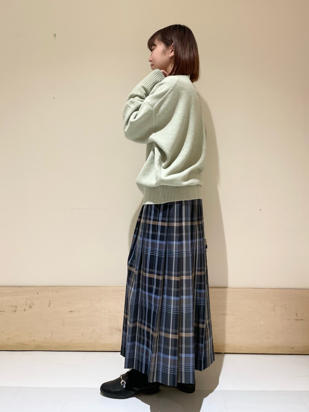 「URBAN RESEARCH DOORS、URBAN RESEARCH DOORS WOMENS、アーバンリサーチドアーズ、ミントグリーン、ミントカラー、もちもちニット、ハイネック、ハイネックニット、チェック、チェックスカート、プリーツスカート、ロングスカート、冬コーデ、休日スタイル、お出かけコーデ」｜「URBAN RESEARCH DOORSの『佐藤栞里さん着用』『WEB/一部店舗限定カラー』カラーチェックプリーツスカート（スカート、グレー系）」を使った、ホンダ マユさん（レディース・152cm）の冬コーディネートの4枚目の写真
