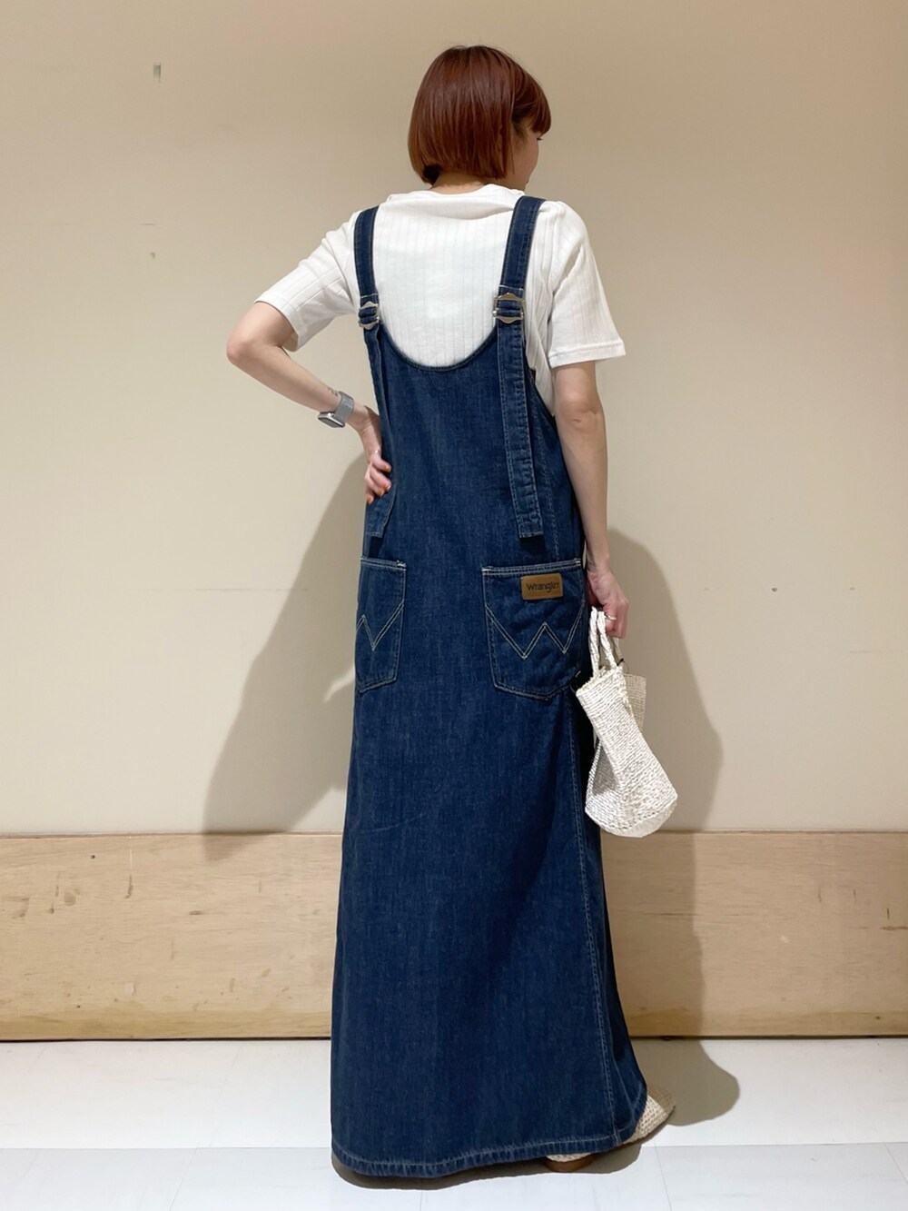 ホワイト系のハンドバッグ、ホワイト系のTシャツ/カットソー、ブルー系のワンピースを着用したレディースの春コーディネートの6枚目の写真