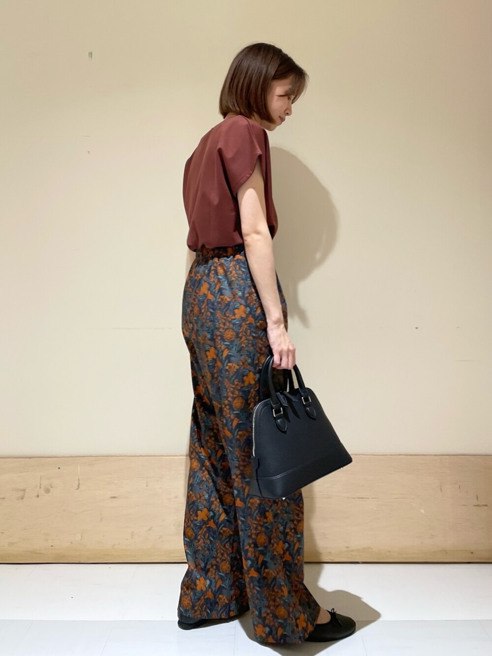 オレンジ系のその他パンツ、レッド系のTシャツ/カットソー、ブラック系のショルダーバッグを着用したレディースの夏コーディネートの3枚目の写真