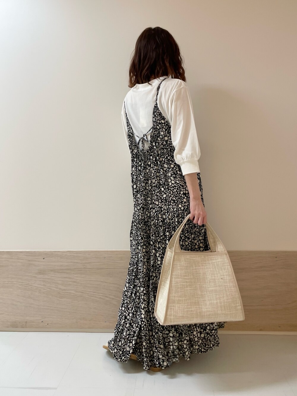 「URBAN RESEARCH DOORS、URBAN RESEARCH DOORS WOMENS、アーバンリサーチドアーズ、キャミワンピ、花柄、フラワープリント、レイヤードスタイル、お出かけコーデ、休日スタイル、春夏コーデ、きれいめカジュアル、デニム、低身長コーデ、骨格ストレート、デートコーデ」｜「URBAN RESEARCH DOORSのリトルフラワープリーツキャミワンピース（ワンピース、ブラック系）」を使った、ホンダ マユさん（レディース・152cm）の春コーディネートの6枚目の写真