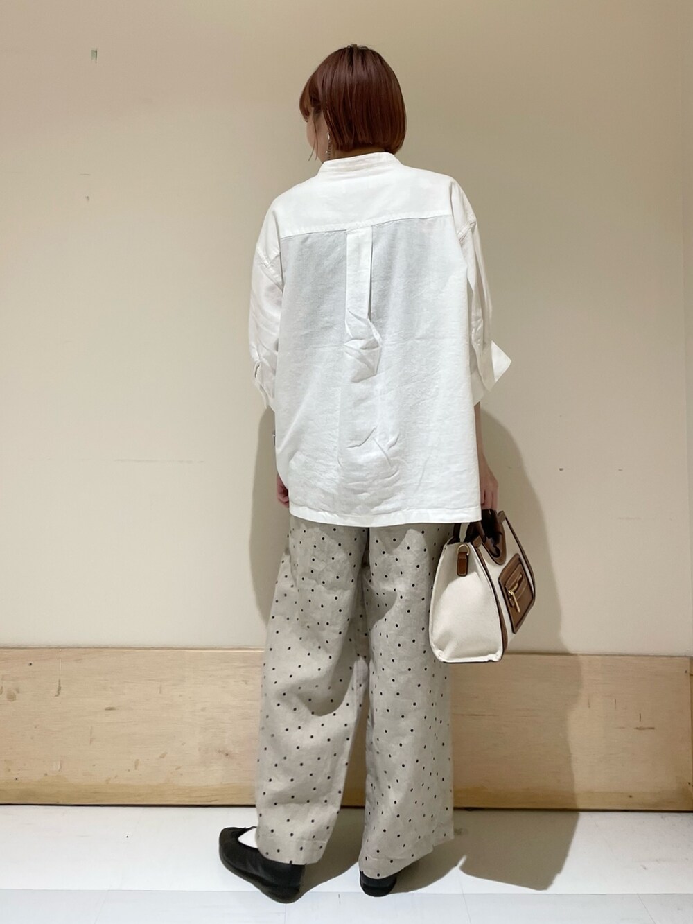 ベージュ系のその他パンツ、ブラウン系のハンドバッグ、ブラック系のバレエシューズを着用したレディースの春コーディネートの6枚目の写真
