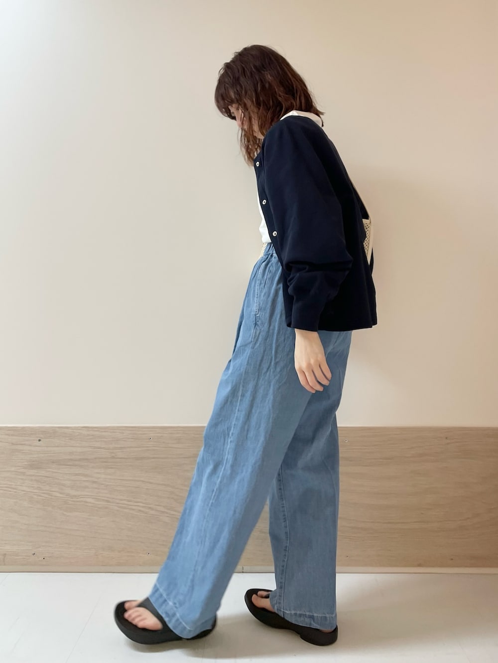 「URBAN RESEARCH DOORS、URBAN RESEARCH DOORS WOMENS、アーバンリサーチドアーズ、カーディガン、Tシャツ、デニム、イージーパンツ、カジュアルコーデ、大人カジュアル、春夏コーデ、お出かけコーデ、休日スタイル、シンプルコーデ、低身長、骨格ストレート」｜「FORK&SPOONのFORK&SPOON　綿麻デニムパンツ（デニムパンツ、ブルー系）」を使った、ホンダ マユさん（レディース・152cm）の春コーディネートの5枚目の写真