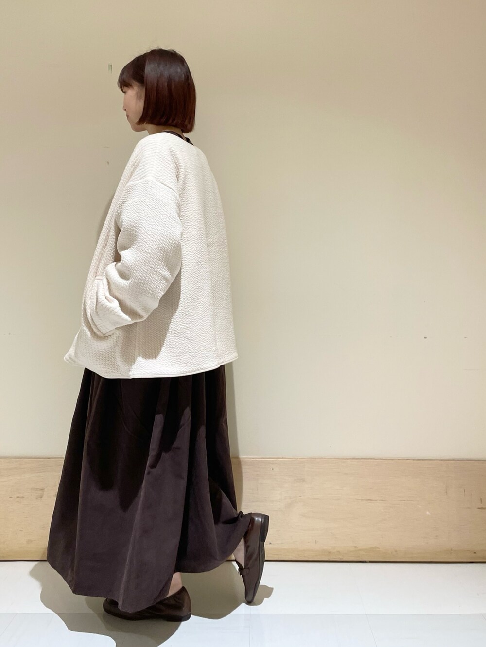 「URBAN RESEARCH DOORS WOMENS、URBAN RESEARCH DOORS、アーバンリサーチドアーズ、アウター、秋アウター、キルトジャケット、ワンピース、ギャザーワンピース、ローファー、ビッグシルエット、お出かけコーデ、ファッションを楽しもう、きれいめカジュアル、冬コーデ、大人カジュアル」｜「URBAN RESEARCH DOORSのVネックギャザーワンピース（ワンピース、ブラウン系）」を使った、ホンダ マユさん（レディース・152cm）の秋コーディネートの5枚目の写真