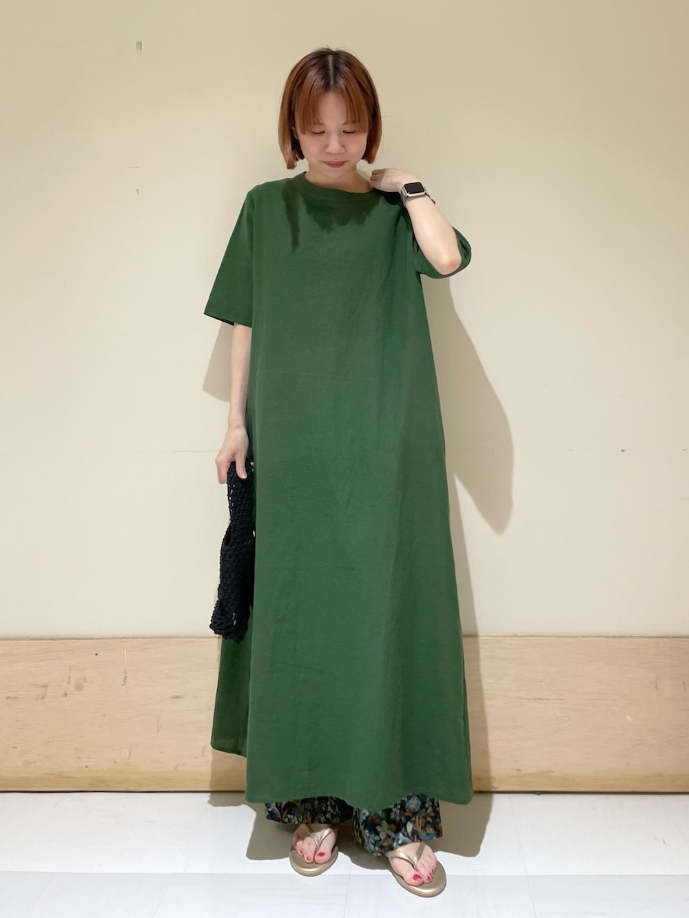 グリーン系のワンピース、ブルー系のその他パンツ、ゴールド系のサンダルを着用したレディースの春コーディネートの2枚目の写真