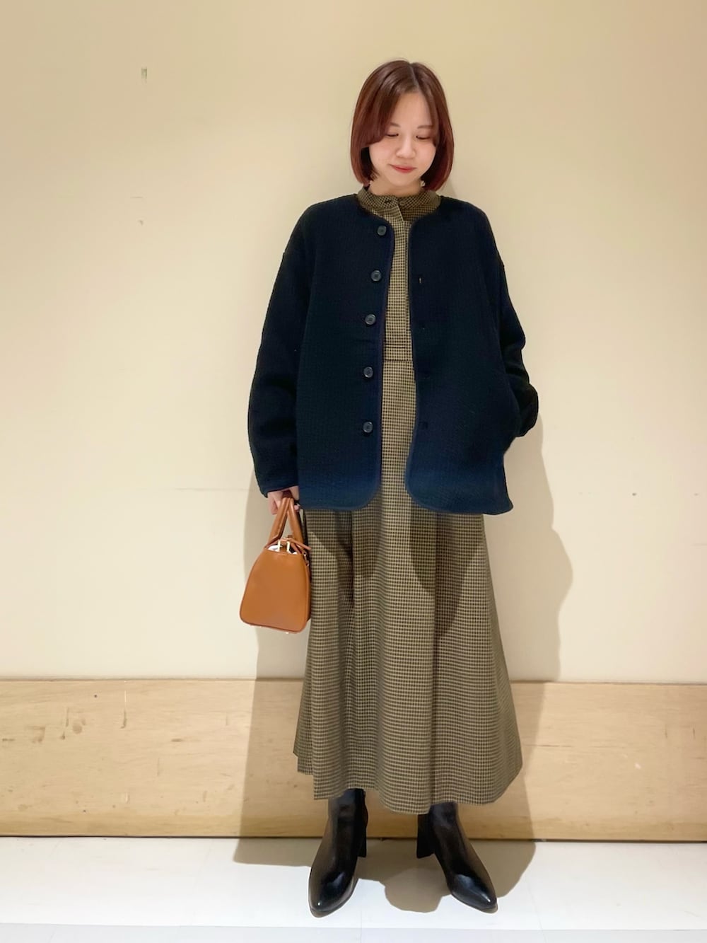 「URBAN RESEARCH DOORS、URBAN RESEARCH DOORS WOMENS、アーバンリサーチドアーズ、ワンピース、チェック、チェックワンピース、キルトジャケット、秋アウター、ビッグシルエット、お出かけコーデ、きれいめカジュアル、ファッションを楽しもう、ラクチンコーデ、低身長、骨格ウェーブ」|「RODE SKOの2WAYミニボストンバッグ(ボストンバッグ、イエロー系)」を使った、ホンダ マユさん(レディース・152cm)の秋コーディネートの3枚目の写真